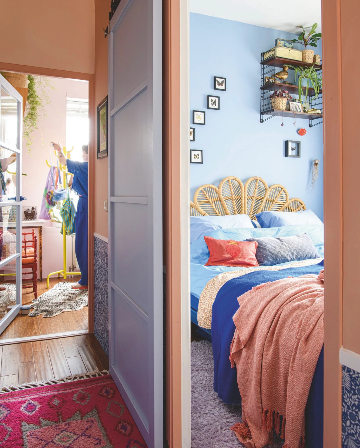 Muurverf Retroblauw van Decoverf, bed Auping, hoofdbord Giga Meubel, wandrek Tomado, blauw plaid Mono van Hay, gebloemd plaid Doris van Jotex, roze plaid Sander van Artichok, lijsten souvenirs, vloerkleed overloop HKliving, behang lambrisering Rice 2 van Eijffinger, tassen Susan Bijl, vloerkleed panter Xenos, kapstok Ikea, rode bidstoeltjes op straat gevonden. vtwonen 09-2024 | styling Inge van Lieshout | fotografie Louis Lemaire