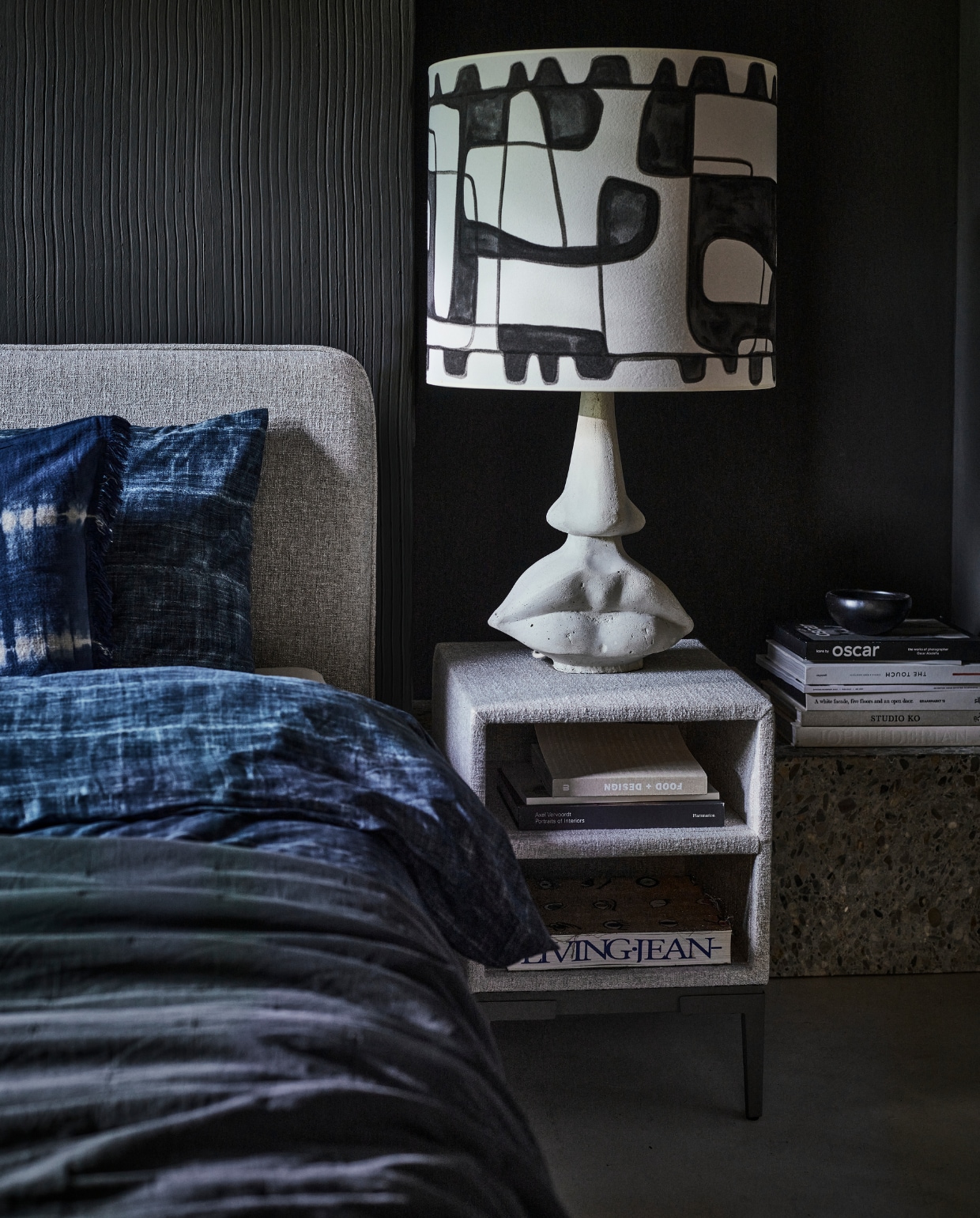 Boxspring Lifestyle by vtwonen Pepper vanaf € 1650,- (140×200 cm), nachtkastje Cumin met twee vakken, 45x45x62 cm (lxbxh) vanaf € 159,-, verkrijgbaar met verschillende stoffen en kleuren. Hier uitgevoerd met optioneel voetbord, stof Infinity Shell, metalen frame in kleur Champagne en poot Angle. M.m.v. nordal.eu (spiegel, wit linnen kussen), goeds.nl (fauteuil), anouk.com (schemerlampen), hm.com (tye-dye plaid en kussens). vtwonen 10-2021 | styling Cleo Scheulderman | fotografie Jeroen van der Spek | productie Tanja Saarberg | assistentie Krystel Jane Robinson