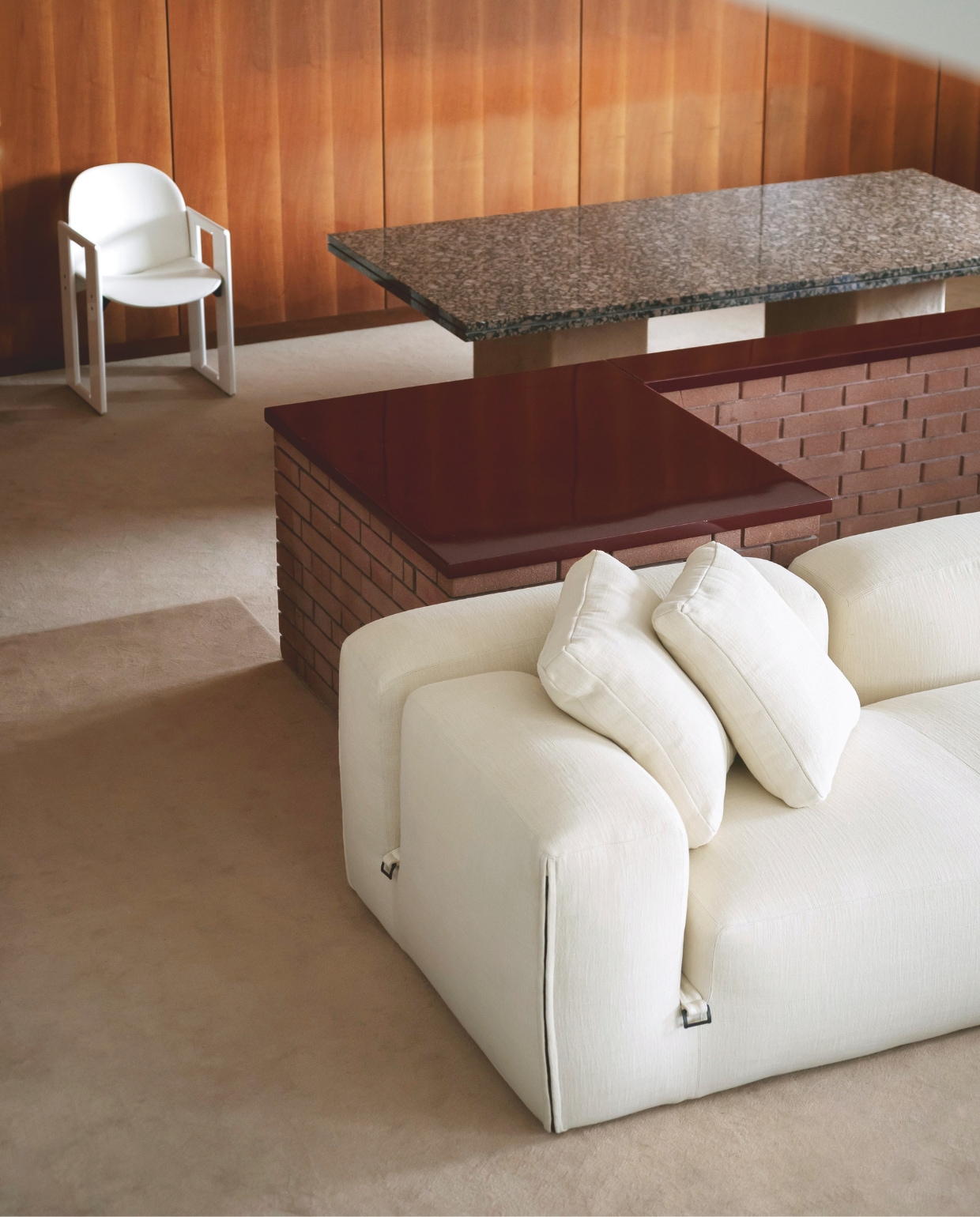 Witte bank vtwonen Design 03-2026 | fotografie Andrea Ferrari