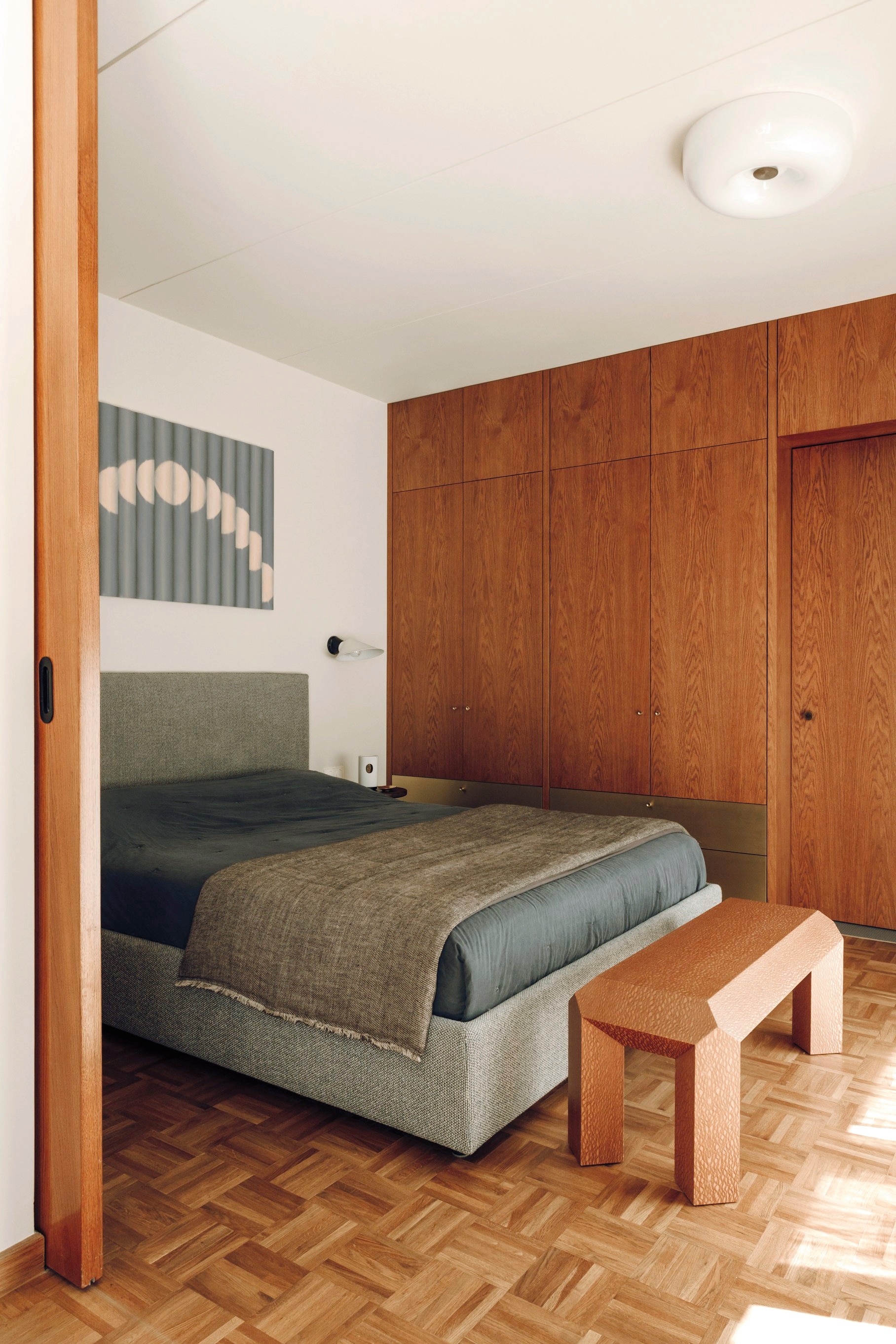 Muurlamp Plume Porcelaine van Dcw Editions. Plafondlamp Circus Piccola van Foscarini. Kunstwerk Emilia Kina. Bank Vero International. vtwonen design 03-2026 | fotografie Oni Studio