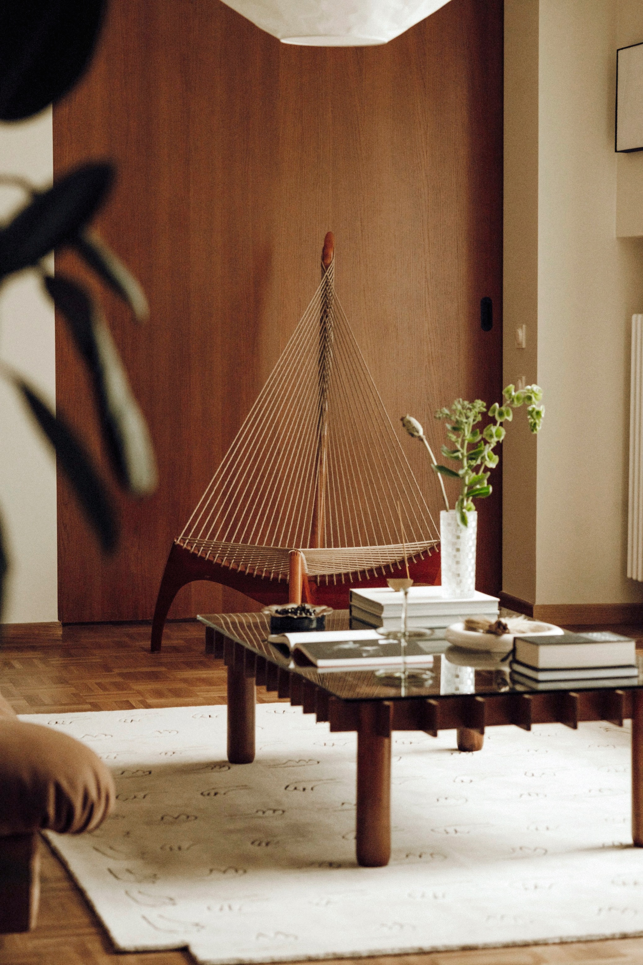 Stoel Harp van Jørgen Høvelskov. Vintage salontafel Kyoto van Poltrona Frau. Tapijt Nordic Knots. vtwonen design 03-2026 | fotografie Oni Studio