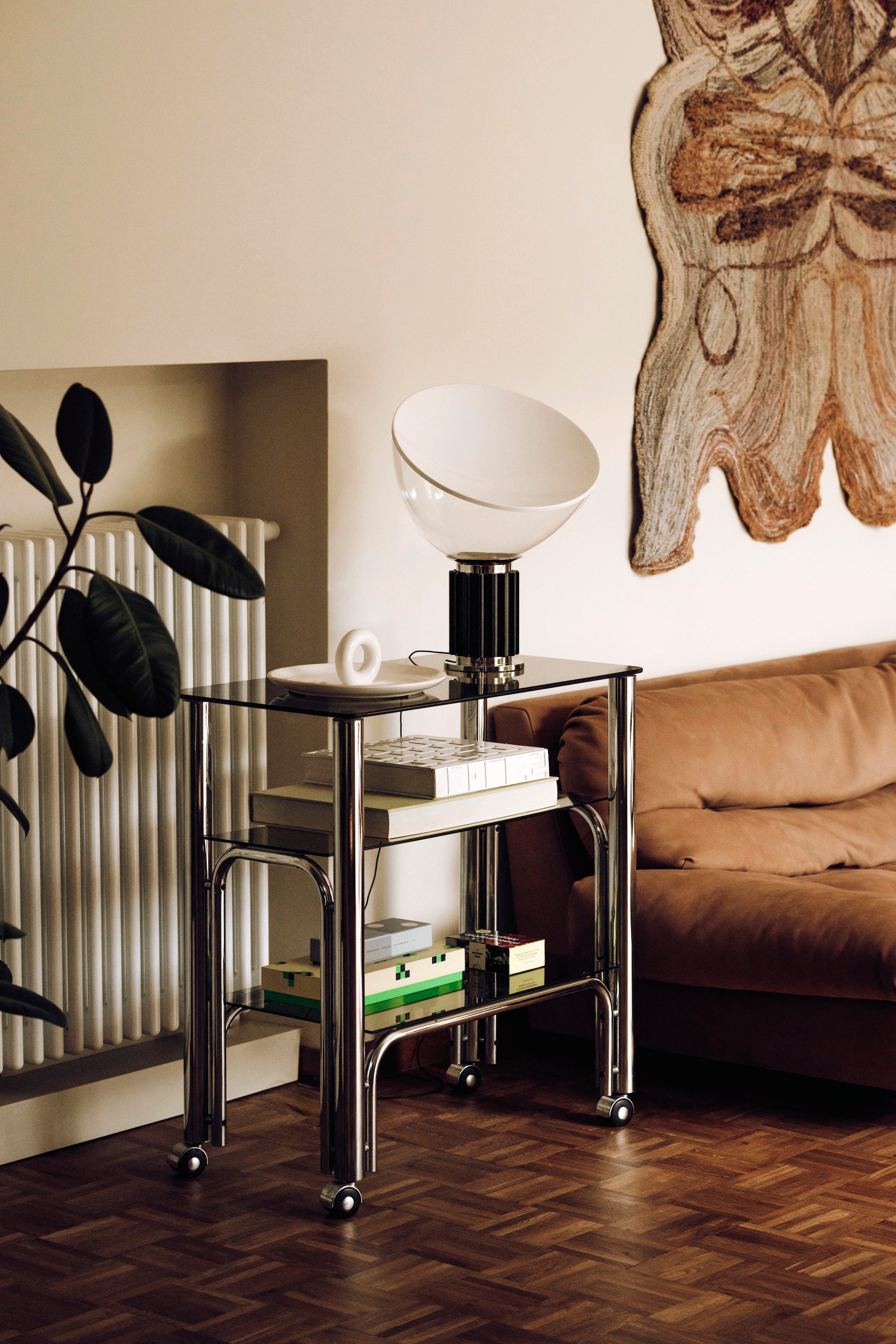 Tafellamp Taccia van Flos. Bank Milano van Baxter. Wandkleed Marta Niedbał. Trolley vintage, soortgelijk Pamono. vtwonen design 03-2026 | fotografie Oni Studio