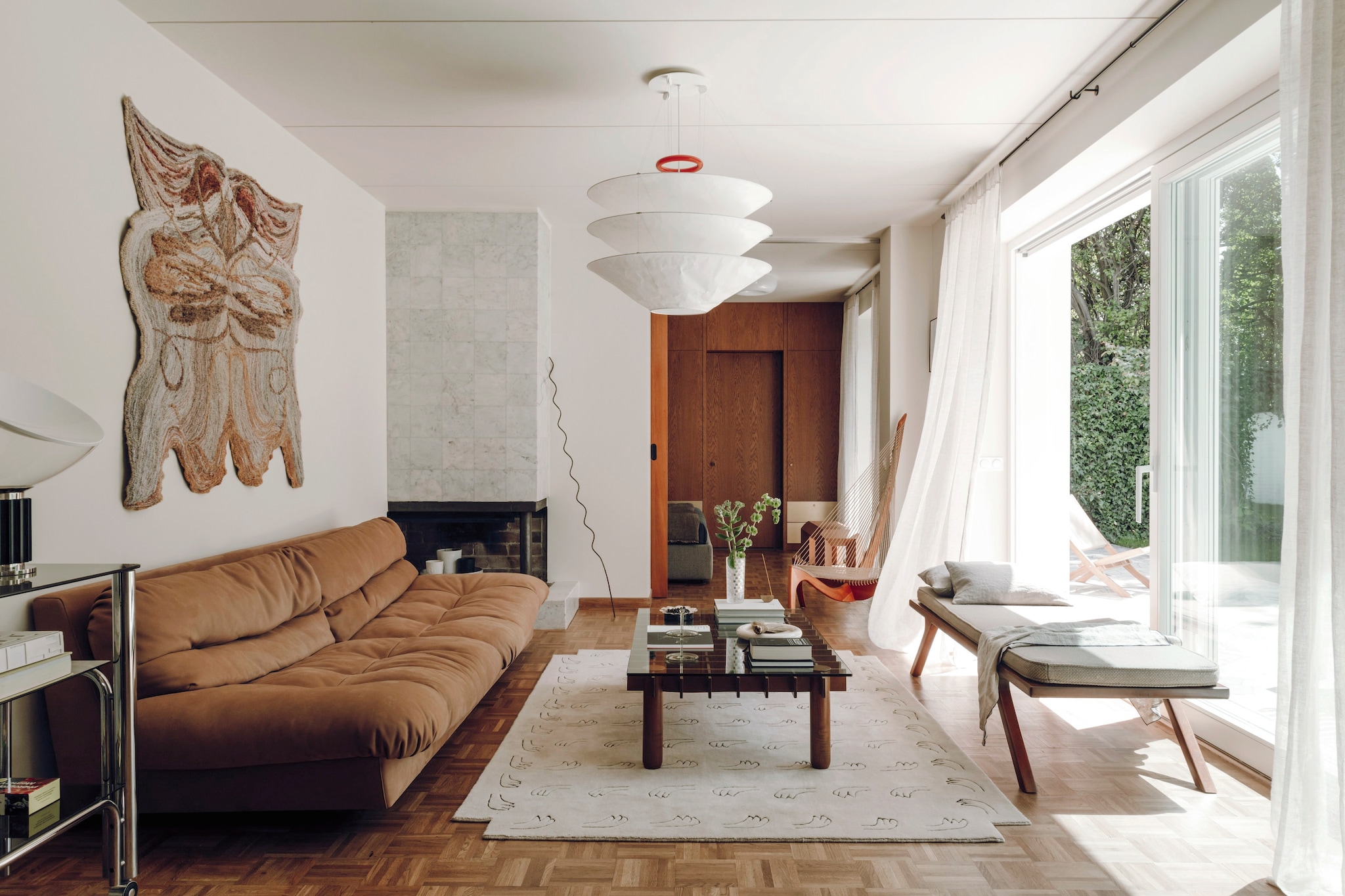 Lamp Floatation van Ingo Maurer. Bank Milano van Baxter. Vintage salontafel Kyoto van Poltrona Frau. Daybed maatwerk uit Polen. Stoel Harp van Jørgen Høvelskov. vtwonen design 03-2026 | fotografie Oni Studio