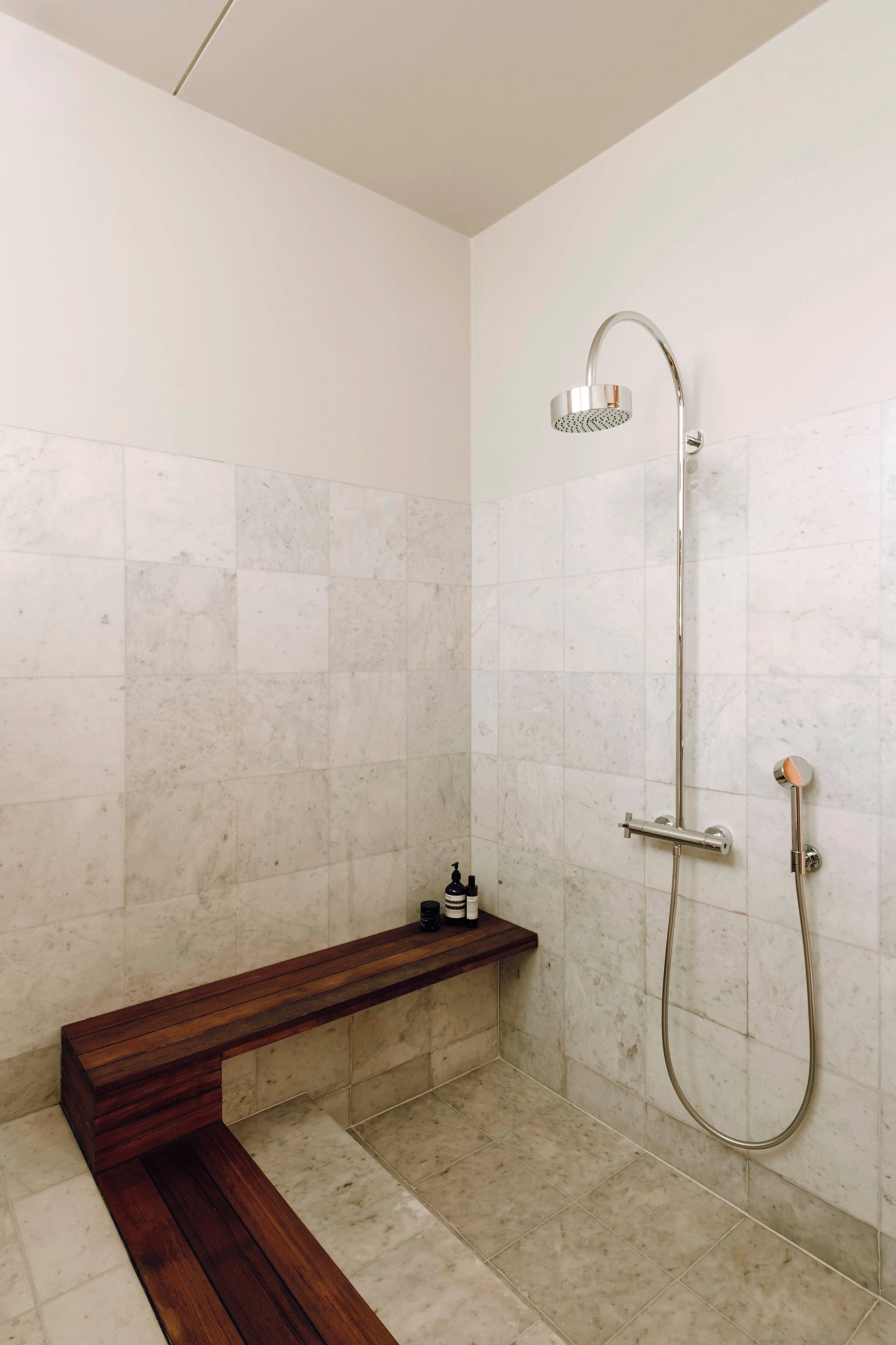 De badkamer zat al in het huis. Douchesysteem Axor. vtwonen design 03-2026 | fotografie Oni Studio