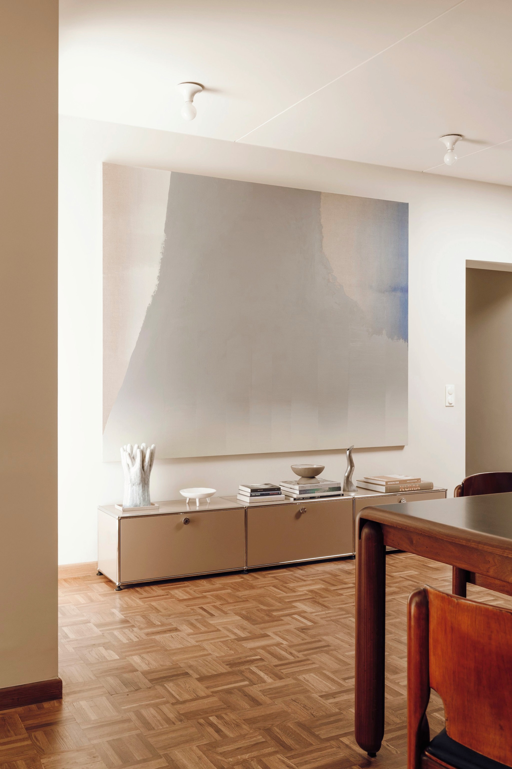 Dressoir Usm Haller. Kunstwerk Agata Bogacka. Keramiek vintage. vtwonen design 03-2026 | fotografie Oni Studio