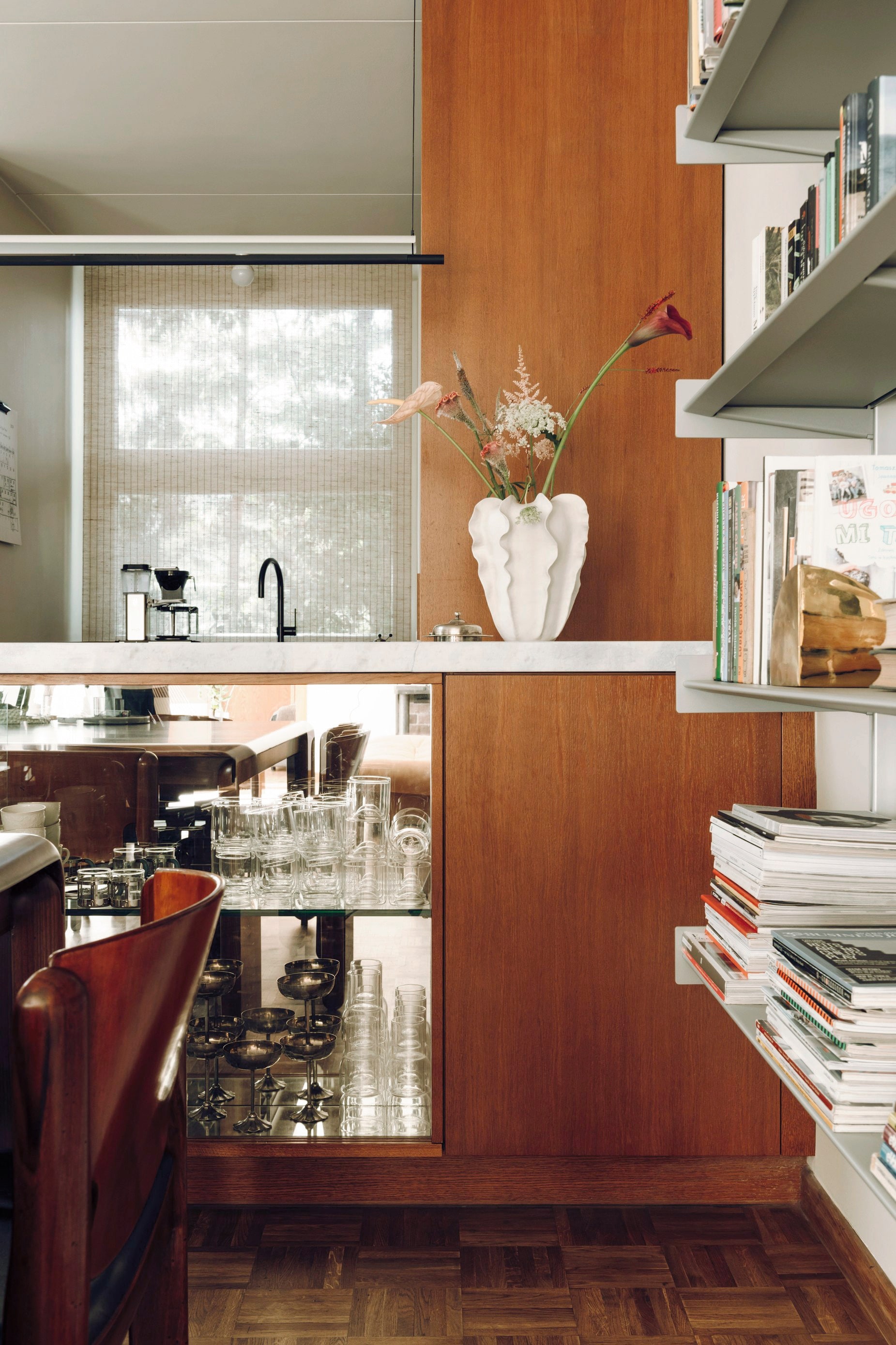 Rechte plafondlamp Lámina van Santa & Cole. Vintage keramiek. Vintage eettafel en stoelen Cassina van Vico Magistretti. vtwonen design 03-2026 | fotografie Oni Studio