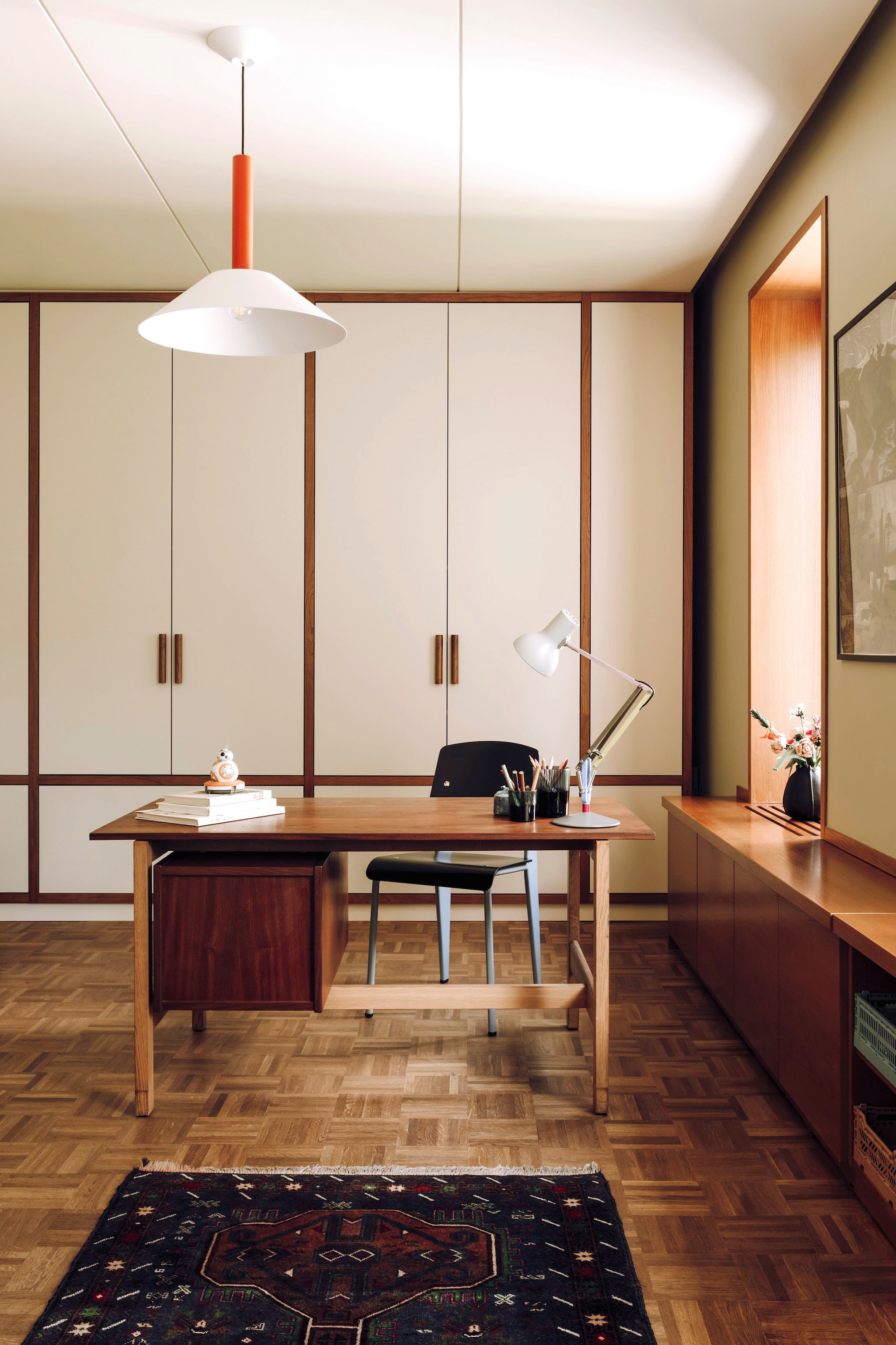 Stoel Jean Prouvé Standard van Vitra. Hanglamp Hook van Nine. Vintage Deens bureau, soortelijk Vintage Design Store. vtwonen design 03-2026 | fotografie Oni Studio