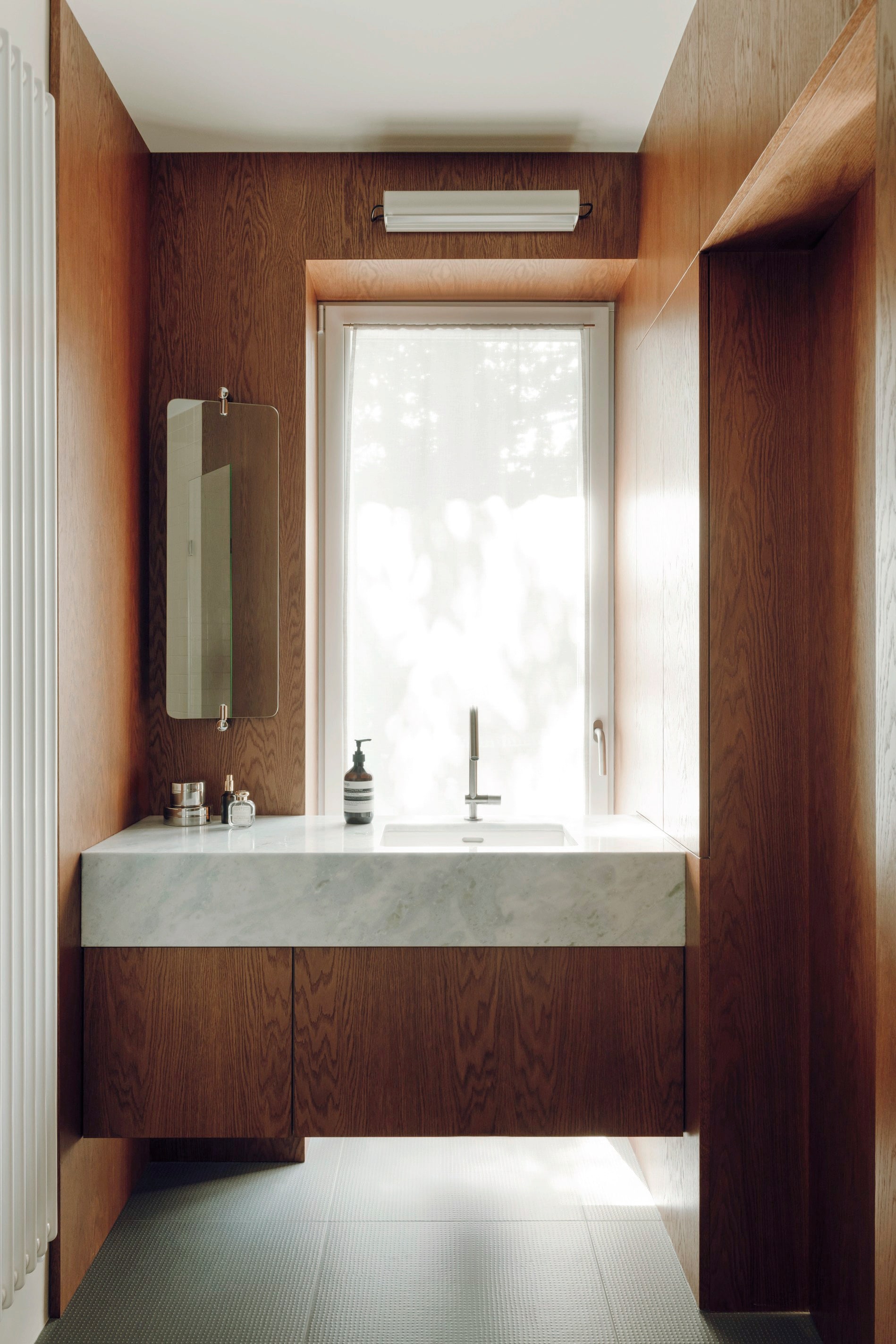 Verlichting Nemo. Kraan Treemme. Vloer van porseleinen stenen Mutina Pico. vtwonen design 03-2026 | fotografie Oni Studio