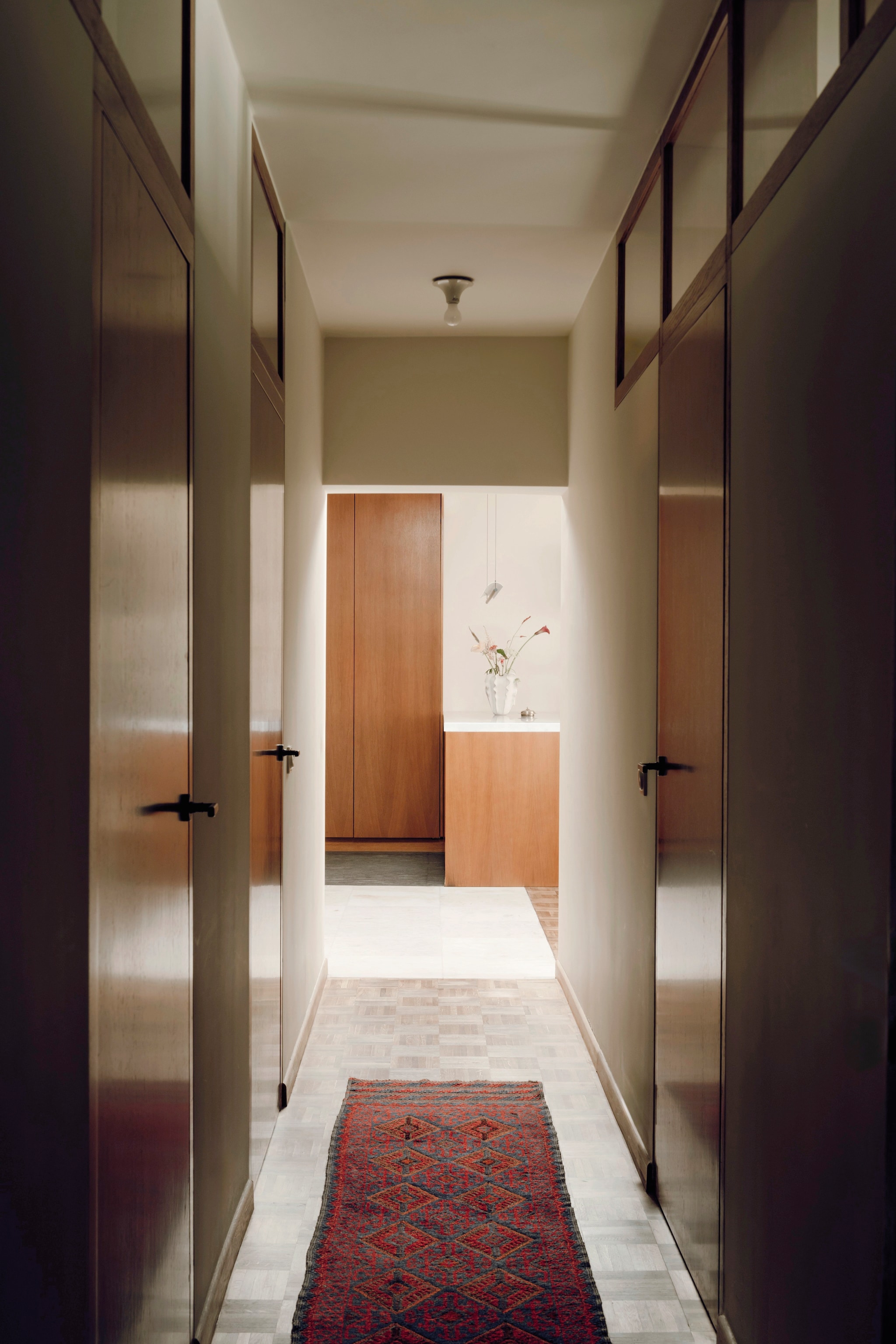 Plafondlamp Lámina van Santa & Cole. Soortgelijk tapijt Beyond Knots. vtwonen design 03-2026 | fotografie Oni Studio