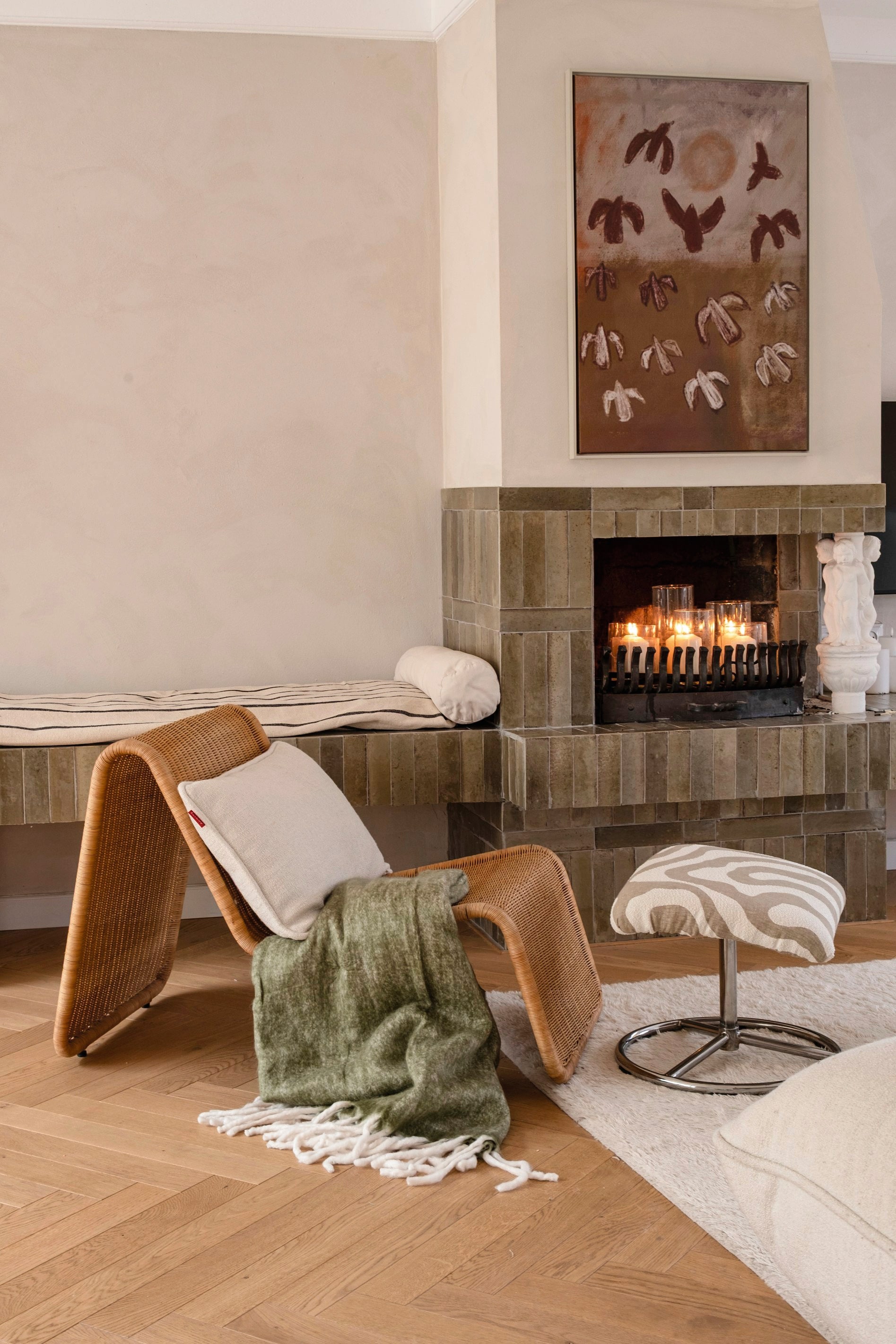 Plaid Libbe van Dutch Decor via shop.vtwonen.nl. Kunstwerk Studio Vreeken. Vloerkleed Lorena Canals. Zitkussen zelfgemaakt. Fauteuil en rolkussen tweedehands.