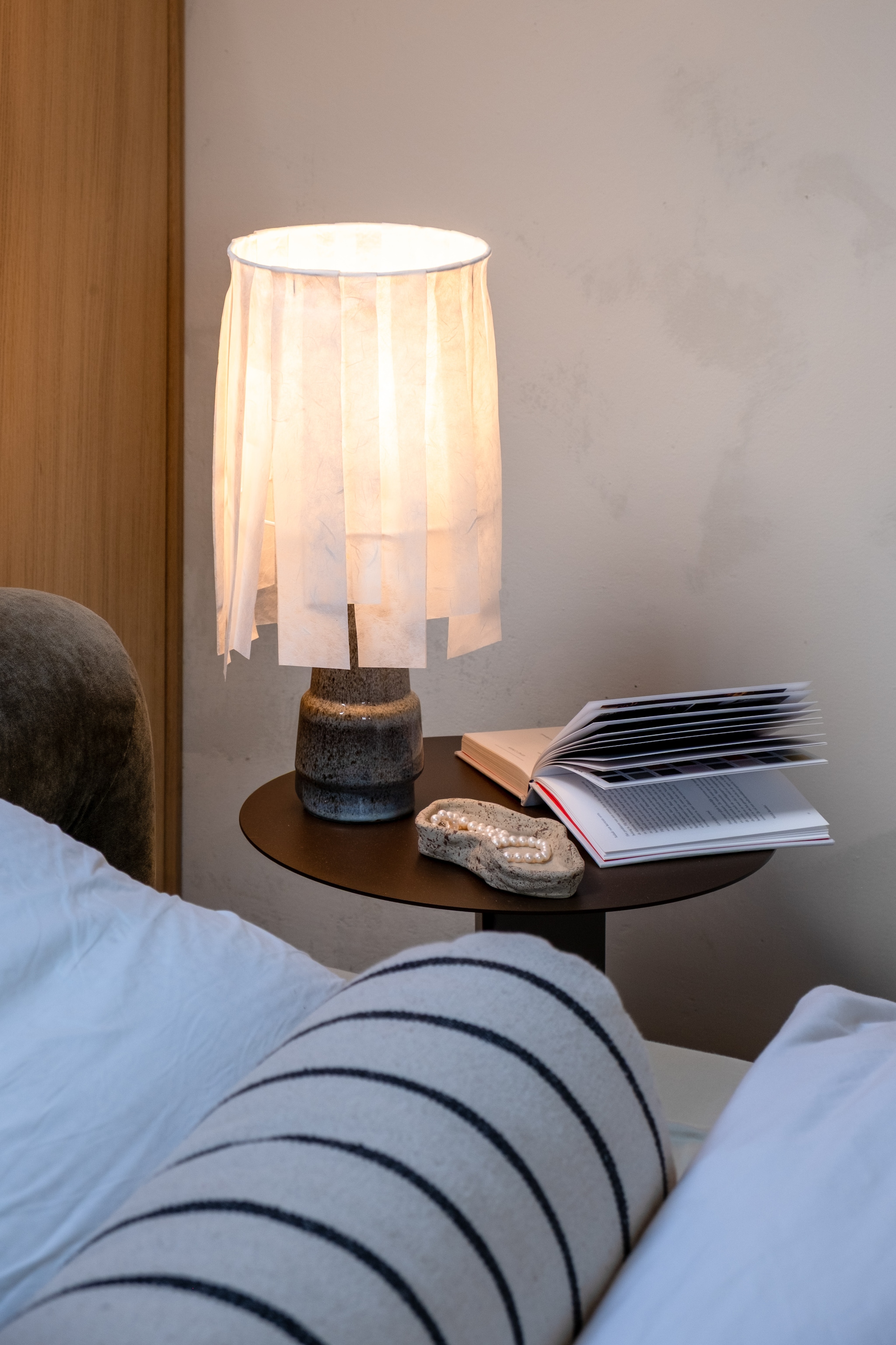 Bijzettafel Sentimo. Bed Jotex. Lampvoet Jysk. Schaaltje en bolsterkussen zelf gemaakt. Schelpschaal en zonvormige waxinelichthouder kringloop.