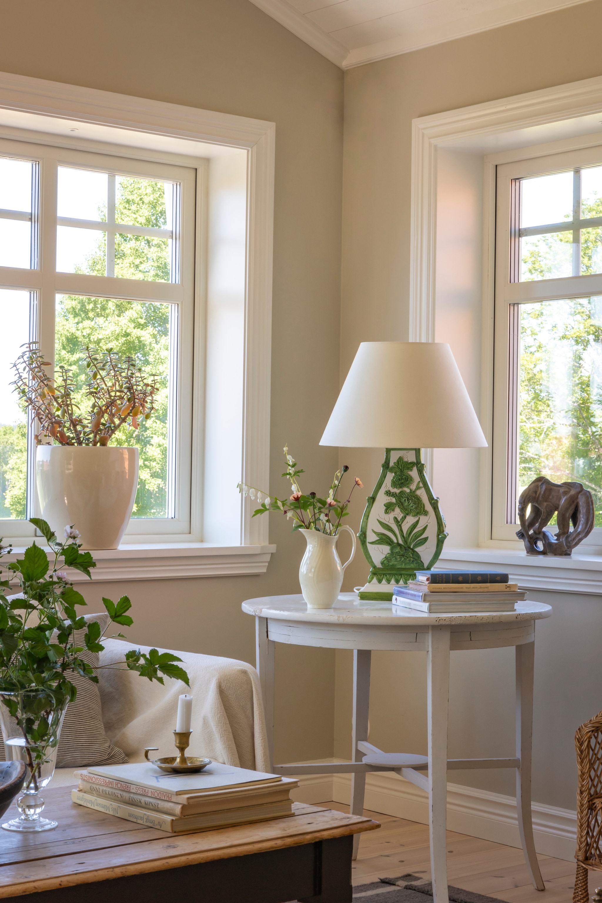 Lamp, bijzettafel, kandelaar, vaas en beeld kringloop. Bloemen uit eigen tuin. vtwonen Landelijk 07-2026 | productie Sarah MacAfie | styling Anna Bjelkholm | fotografie Anna Karlsson