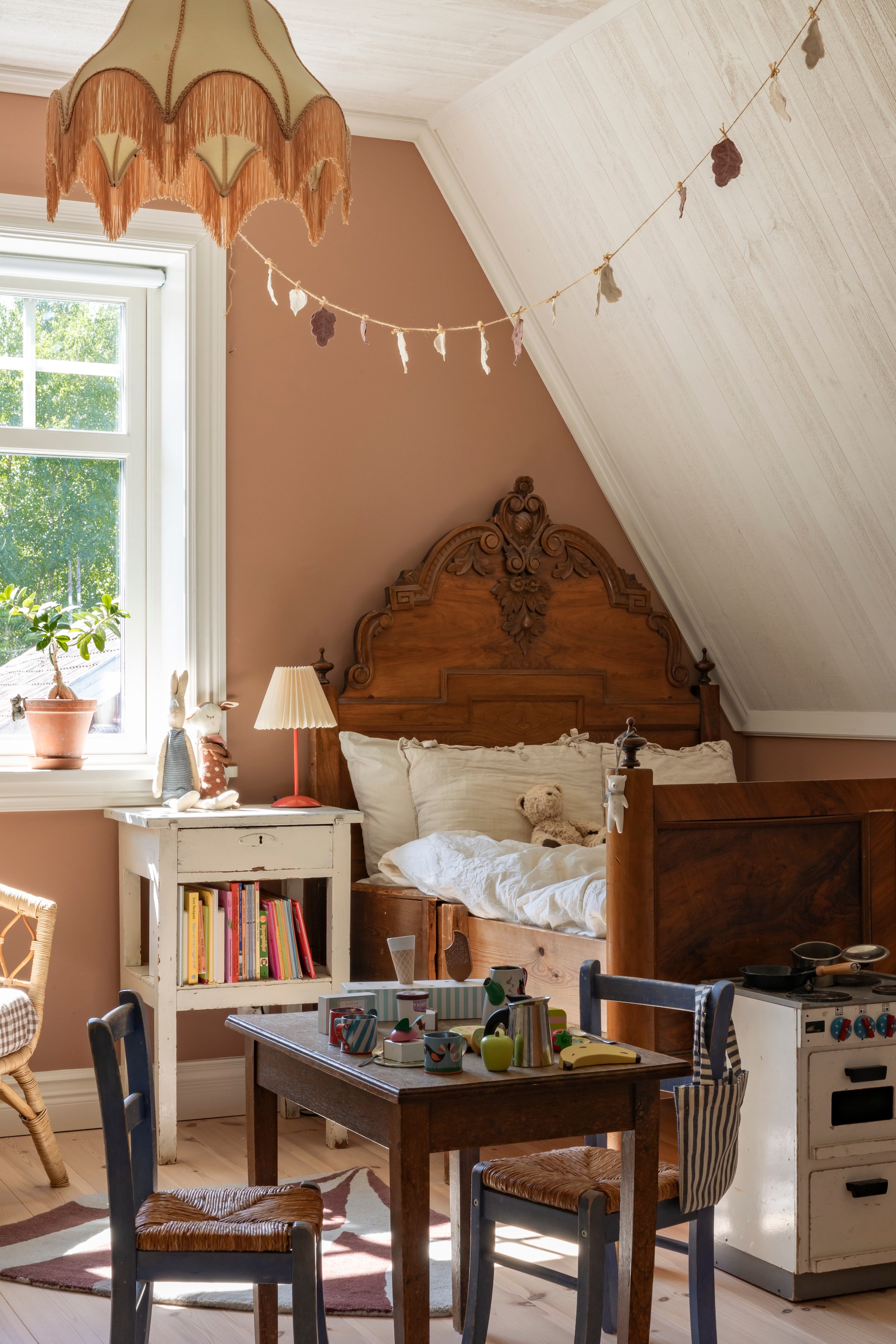 Hugo’s kamer kreeg kleur Savanna Sunset van Jotun. Bed van Antikkompaniet in Larv. vtwonen Landelijk 07-2026 | productie Sarah MacAfie | styling Anna Bjelkholm | fotografie Anna Karlsson
