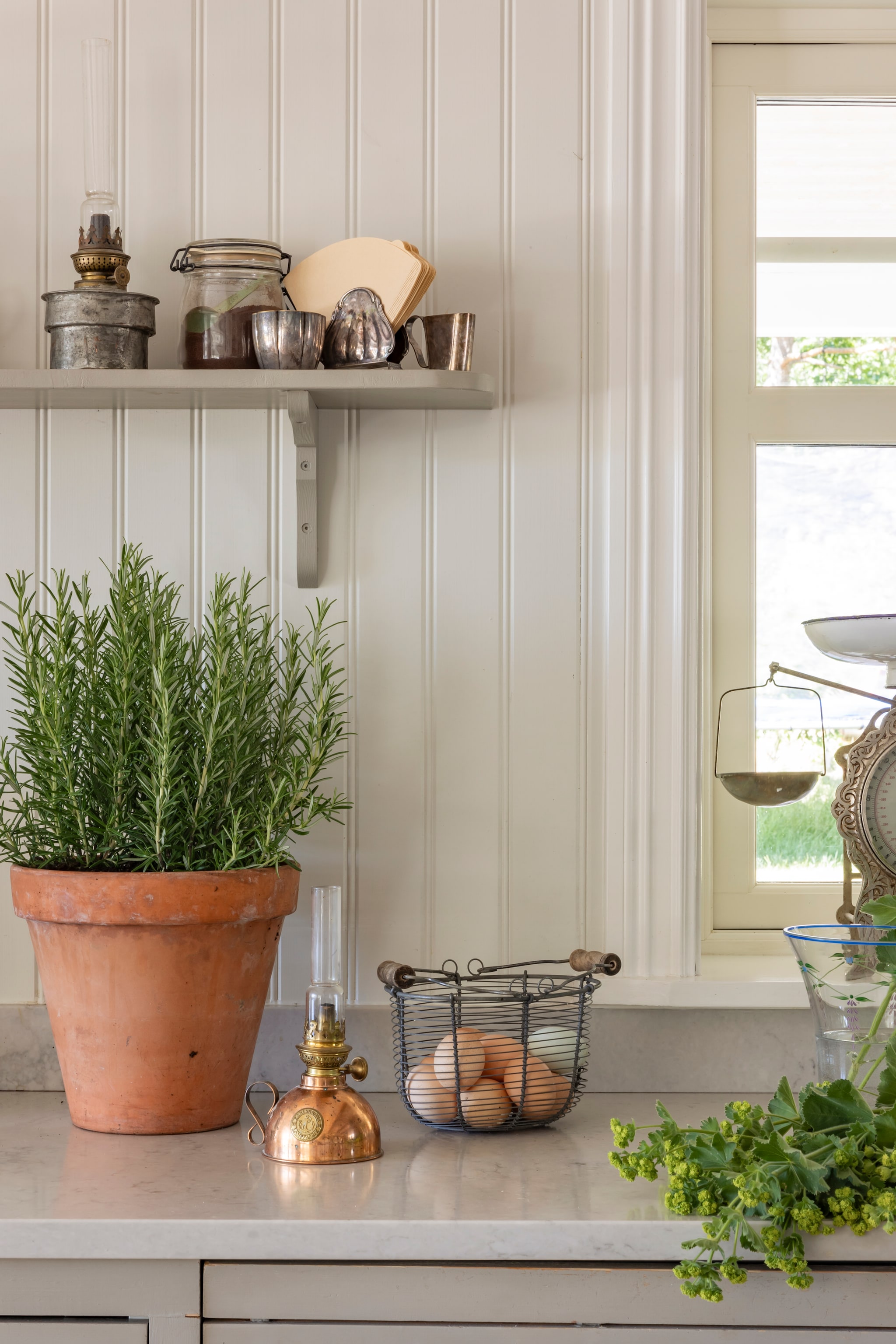 Allerlei vondsten van de vlooienmarkt. vtwonen Landelijk 07-2026 | productie Sarah MacAfie | styling Anna Bjelkholm | fotografie Anna Karlsson