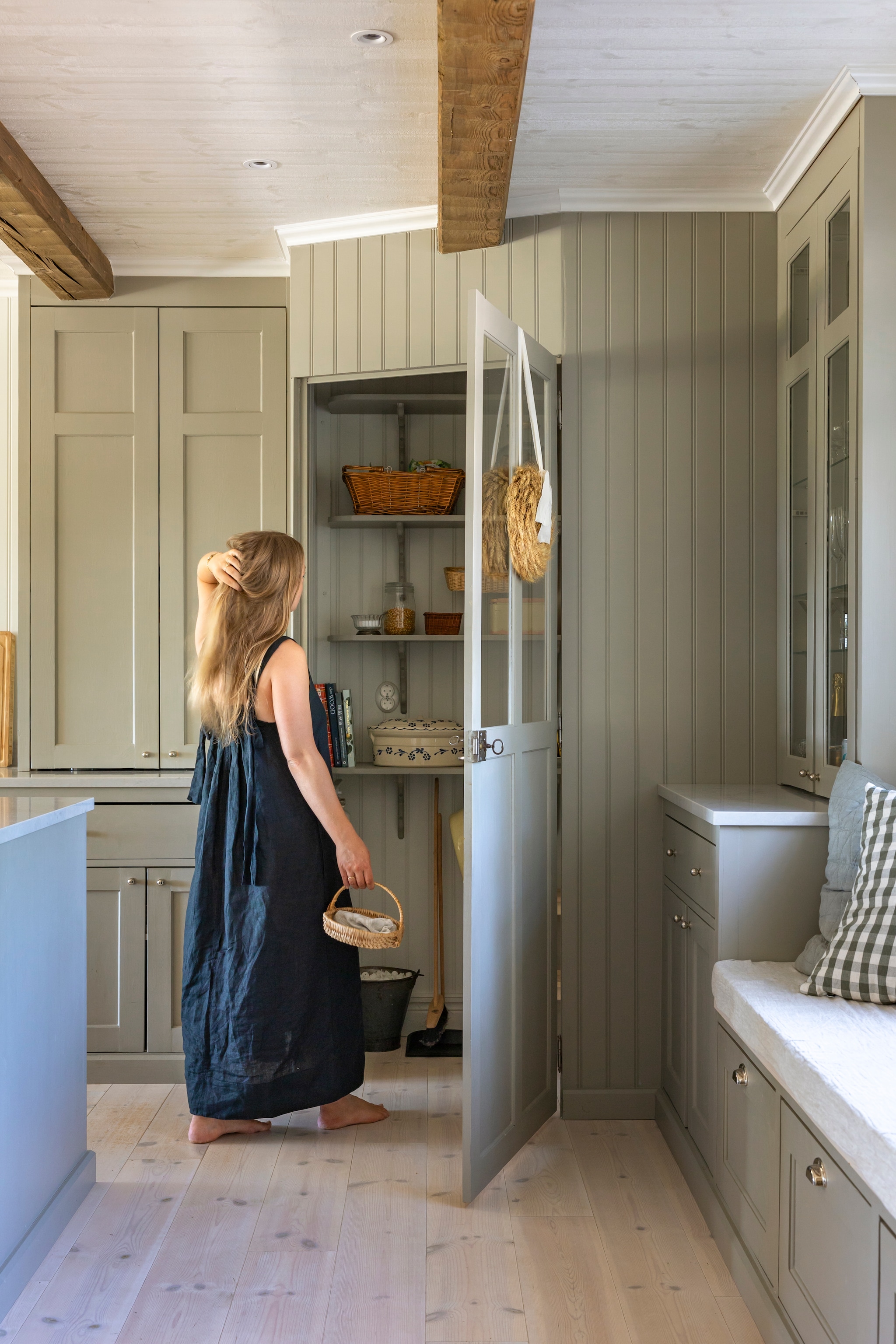 Ingebouwde kast in de stijl van de keuken. Verfkleur Varmgrå van Jotun. vtwonen Landelijk 07-2026 | productie Sarah MacAfie | styling Anna Bjelkholm | fotografie Anna Karlsson