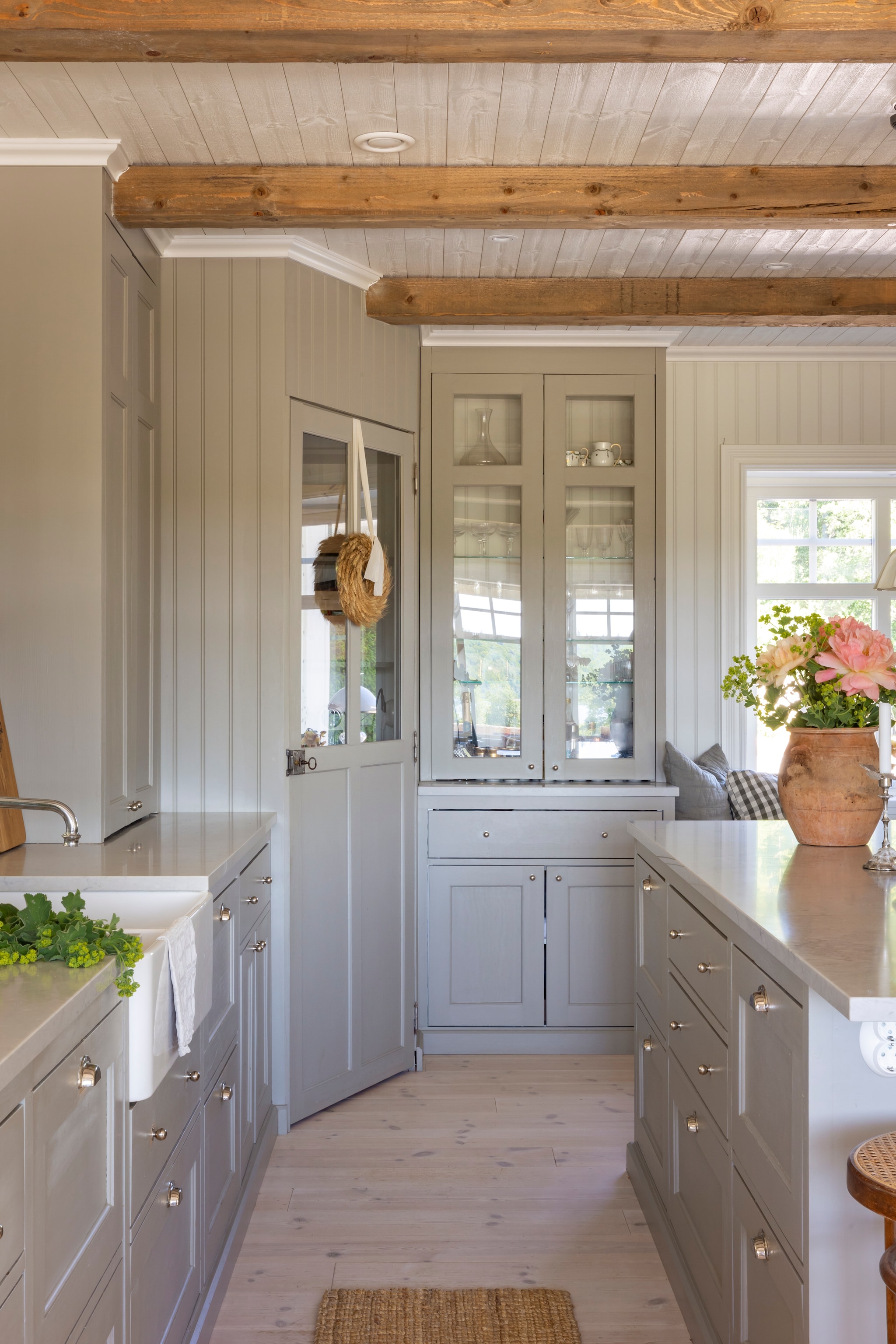 Keuken Ikea. Sarah verfde de op maat gemaakte deuren in kleur Varmgrå van Jotun. vtwonen Landelijk 07-2026 | productie Sarah MacAfie | styling Anna Bjelkholm | fotografie Anna Karlsson