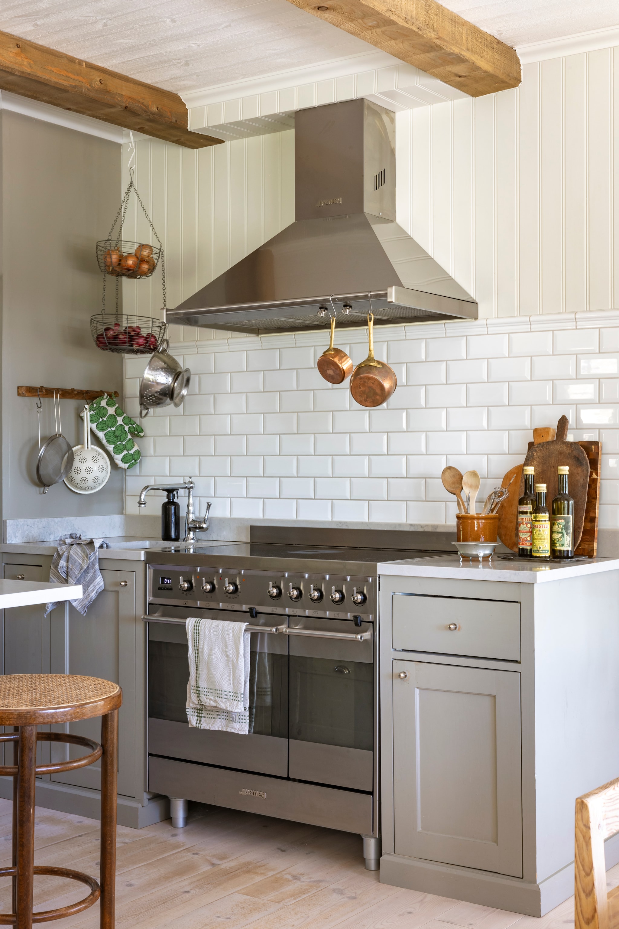 Fornuis en afzuigkap Smeg. Wandtegels Victoria van Sekelskifte. Accessoires kringloop. vtwonen Landelijk 07-2026 | productie Sarah MacAfie | styling Anna Bjelkholm | fotografie Anna Karlsson