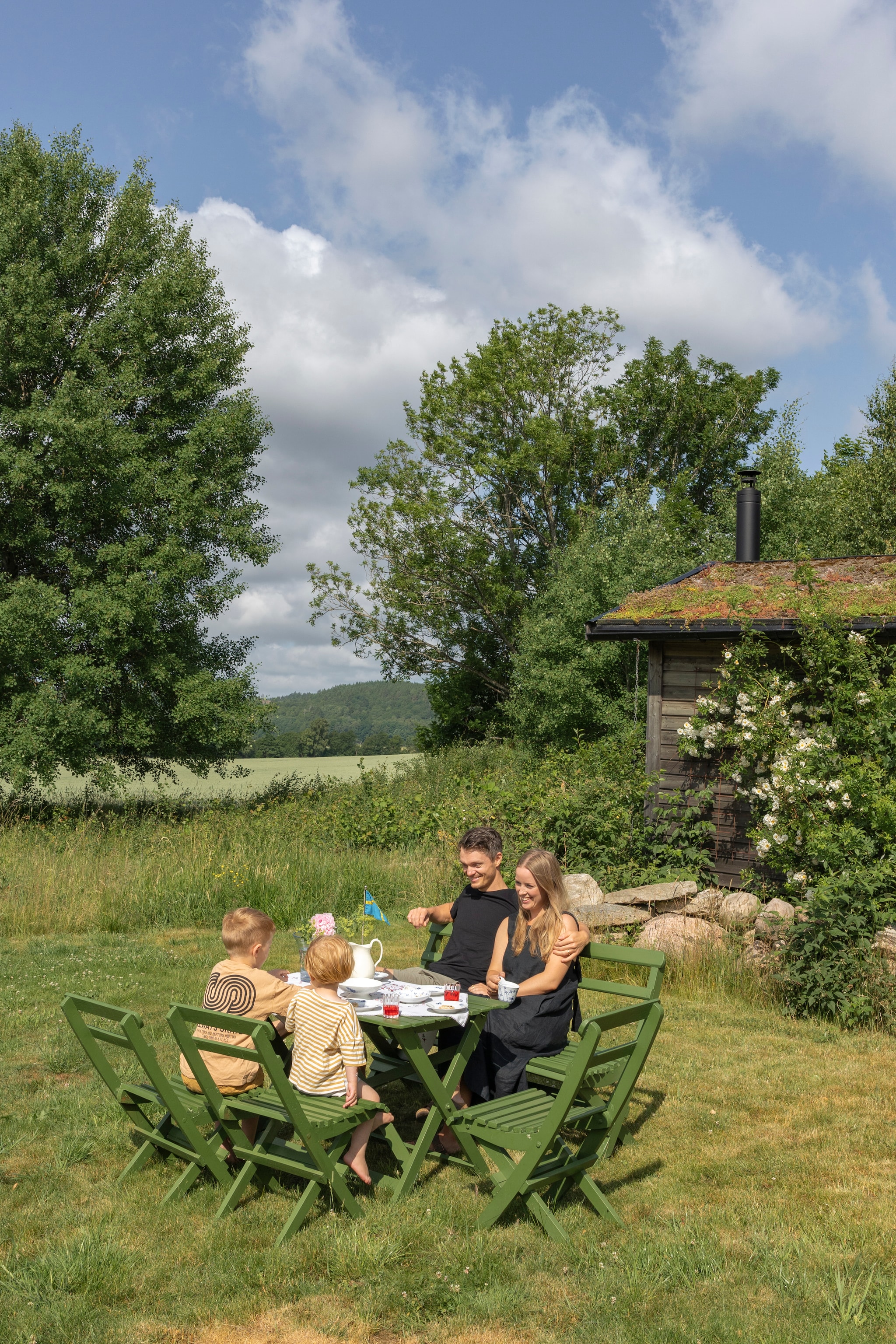 Tafel, stoelen en tuinbank Marktplaats. vtwonen Landelijk 07-2026 | productie Sarah MacAfie | styling Anna Bjelkholm | fotografie Anna Karlsson