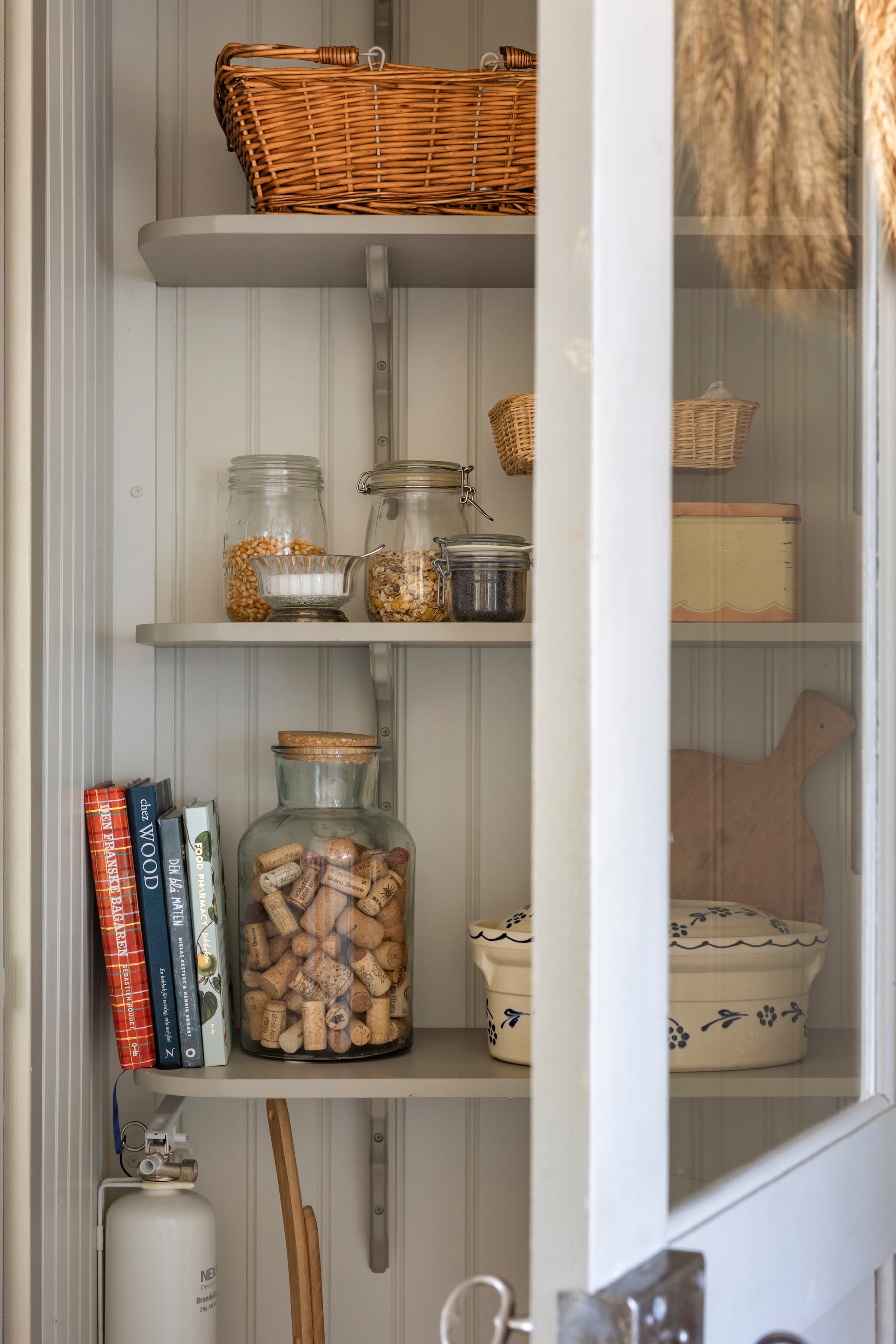 Ingebouwde kast in de stijl van de keuken. Verfkleur Varmgrå van Jotun. vtwonen Landelijk 07-2026 | productie Sarah MacAfie | styling Anna Bjelkholm | fotografie Anna Karlsson