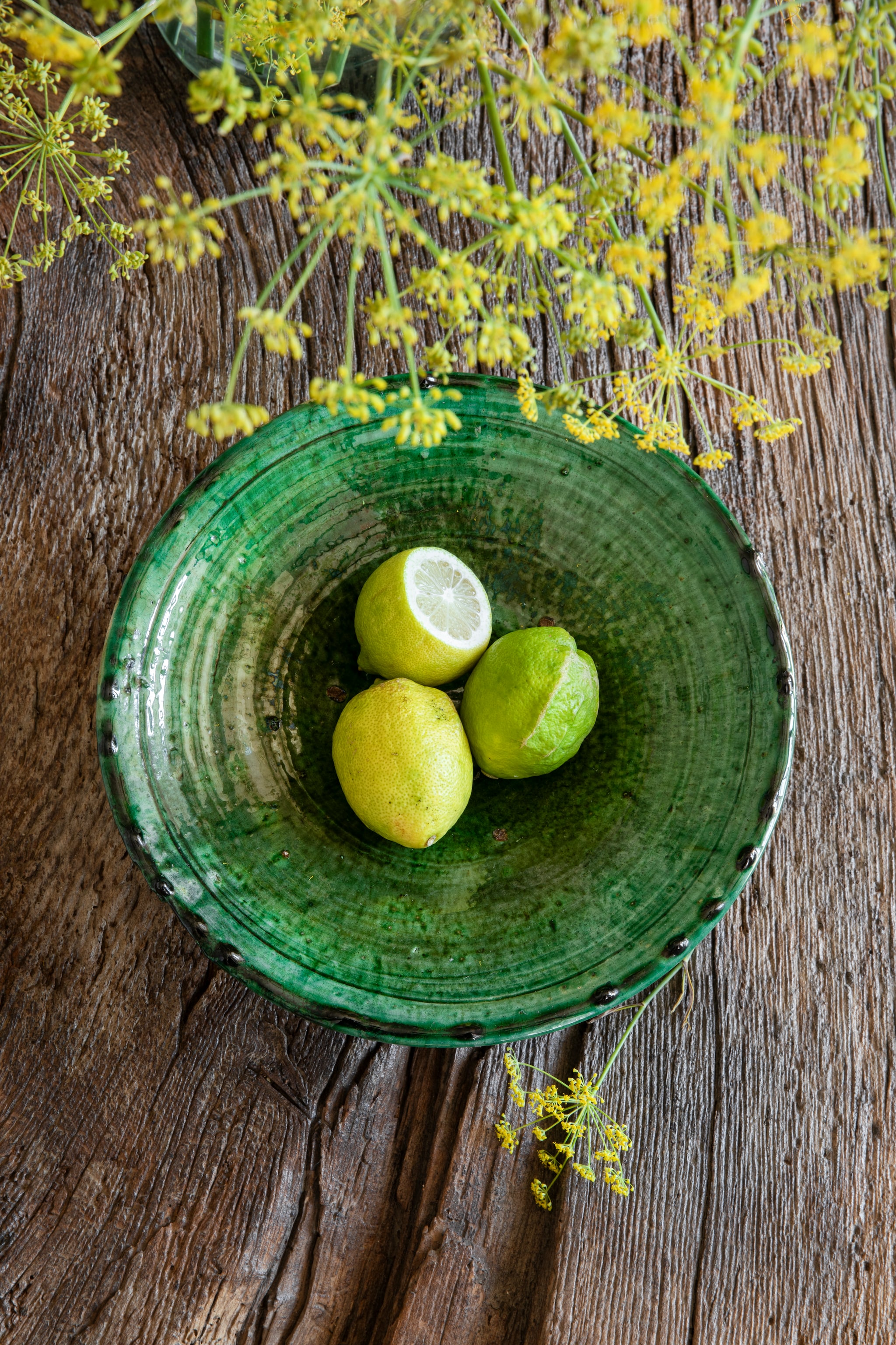 Schaal van Tamegroute-keramiek uit Zuid-Marokko, gevonden in St. Tropez. Soortgelijke schaal Seda’s Miracle. vtwonen Landelijk 07-2026 | styling Miriam Hannemann | fotografie André Reuter