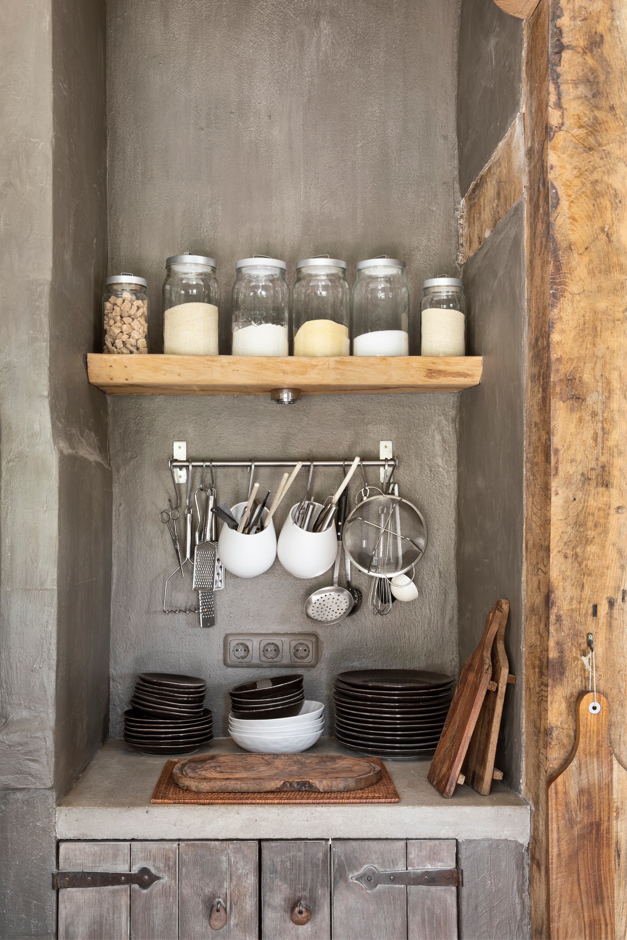 Planken in nissen en deurtjes gemaakt door timmerman. Serviesgoed uit Ibiza. Verf keukenmuren kalkverf Potato Skin afgewerkt met een sealer, beide van Pure & Original. vtwonen Landelijk 07-2026 | Styling Miriam Hannemann | Fotografie André Reuter