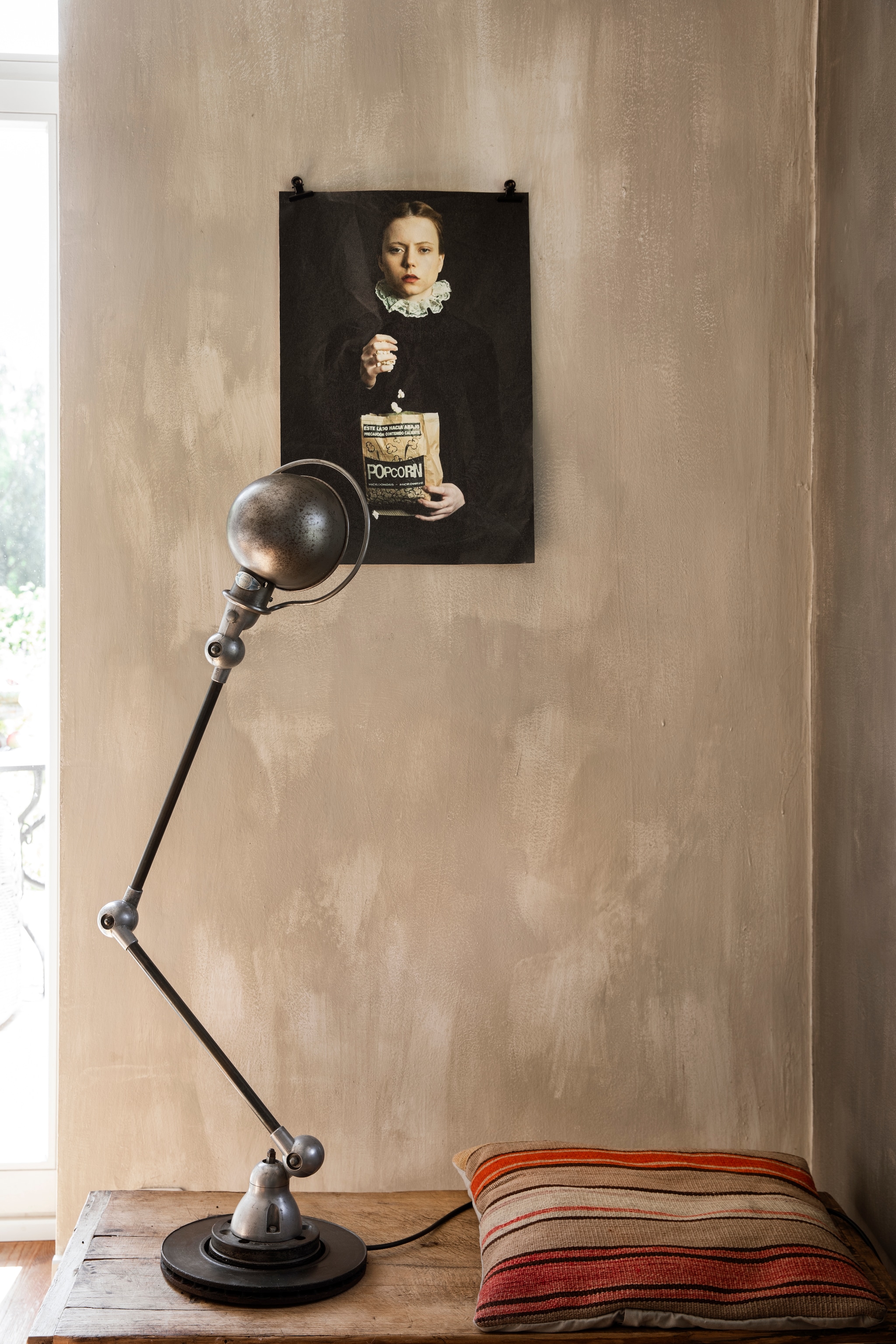 Industriële lamp van Jieldé, gevonden op brocantemarkt. Poster More than Canvas. vtwonen Landelijk 07-2026 | Styling Miriam Hannemann | Fotografie André Reuter