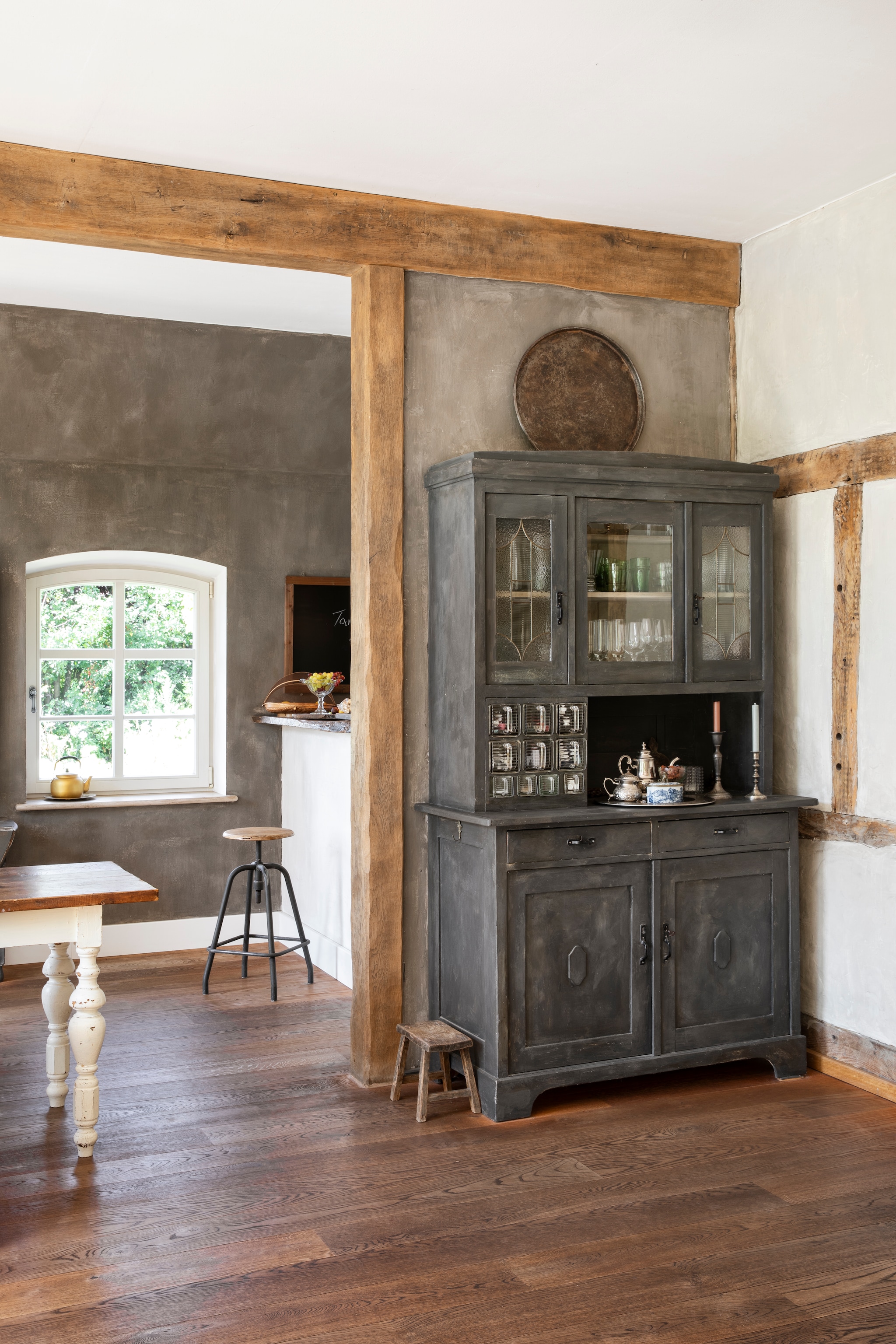 De buffetkast stond al in het huis en werd geverfd met krijtverf van Annie Sloan. Atelierkruk Ery van Sklum. vtwonen Landelijk 07-2026 | Styling Miriam Hannemann | Fotografie André Reuter