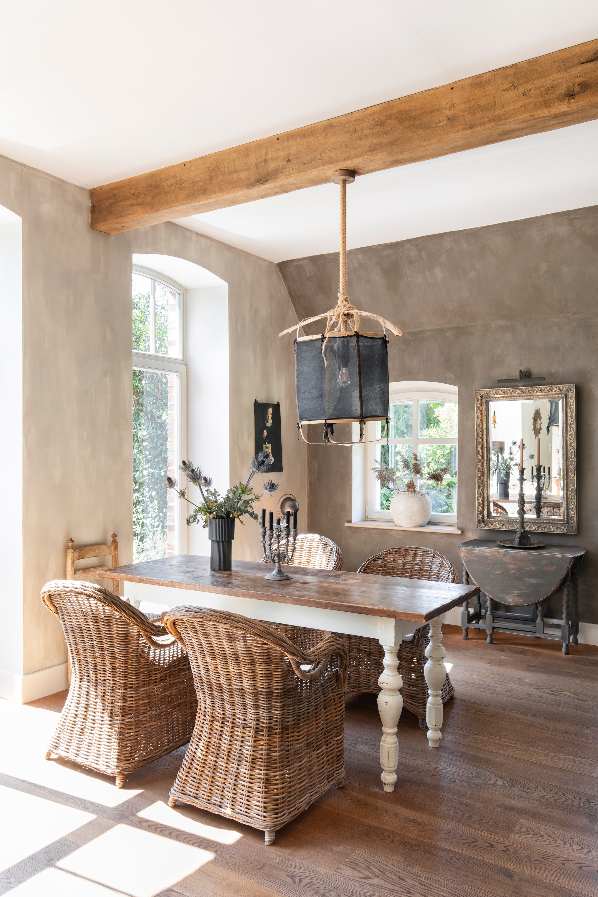 Vintage bediendentafel uit eind 19e eeuw, soortgelijke eettafel Fleur van Tower Living. Stoelen Larisa van House Nordic. Hanglamp @just_bysan. Britse klaptafel uit lokale antiekwinkel, geverfd met krijtverf vanAnnie Sloan. vtwonen Landelijk 07-2026 | styling Miriam Hannemann | fotografie André Reuter
