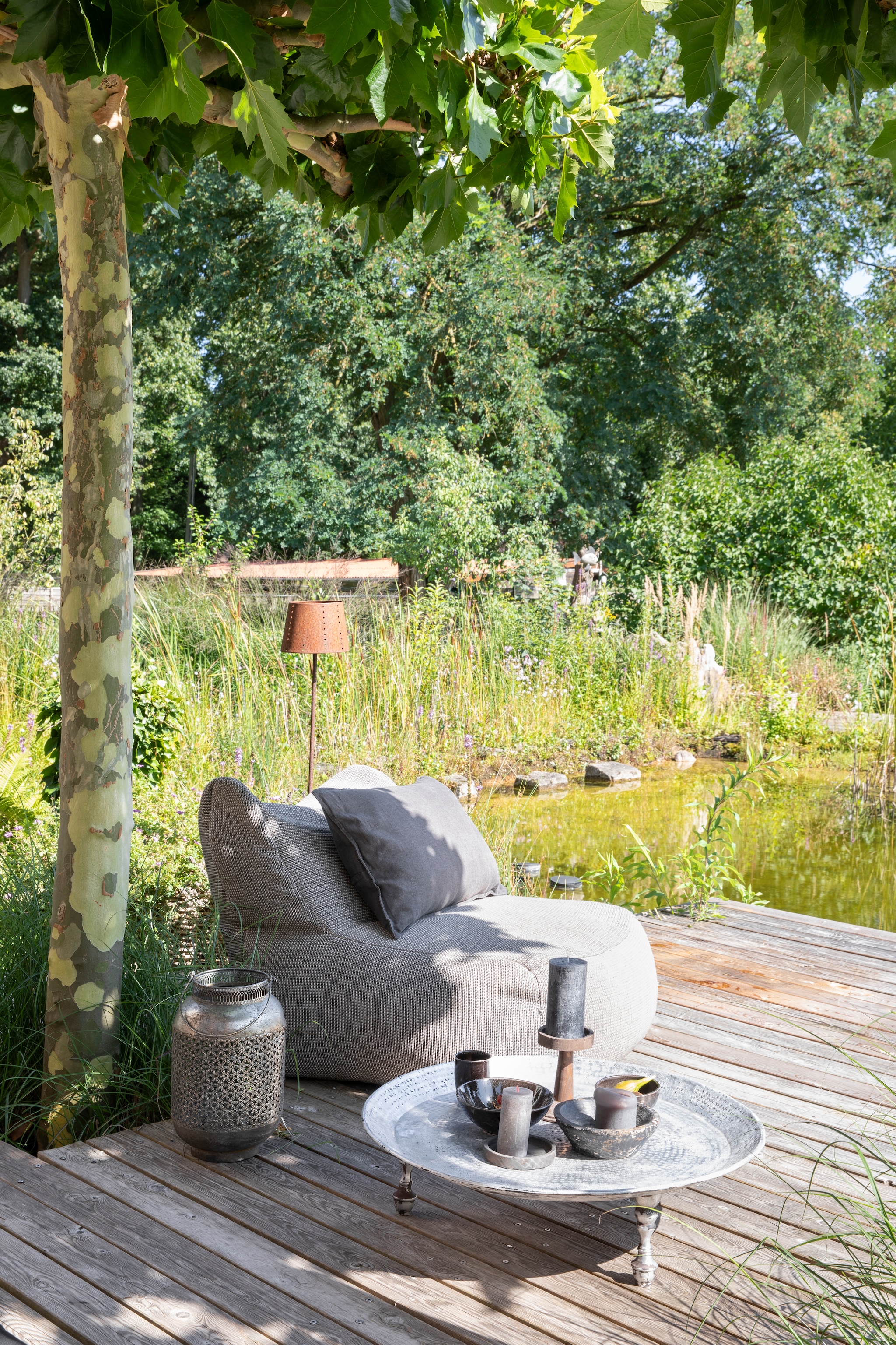 De zwemvijver legden Uschi en Holger zelf aan met wat hulp. Fauteuil Roolf Living. Marokkaanse theetafel lokale vondst, soortgelijke bij Seda’s Miracle. Soortgelijk windlicht Lesli Living van Leen Bakker. vtwonen Landelijk 07-2026 | Styling Miriam Hannemann | Fotografie André Reuter