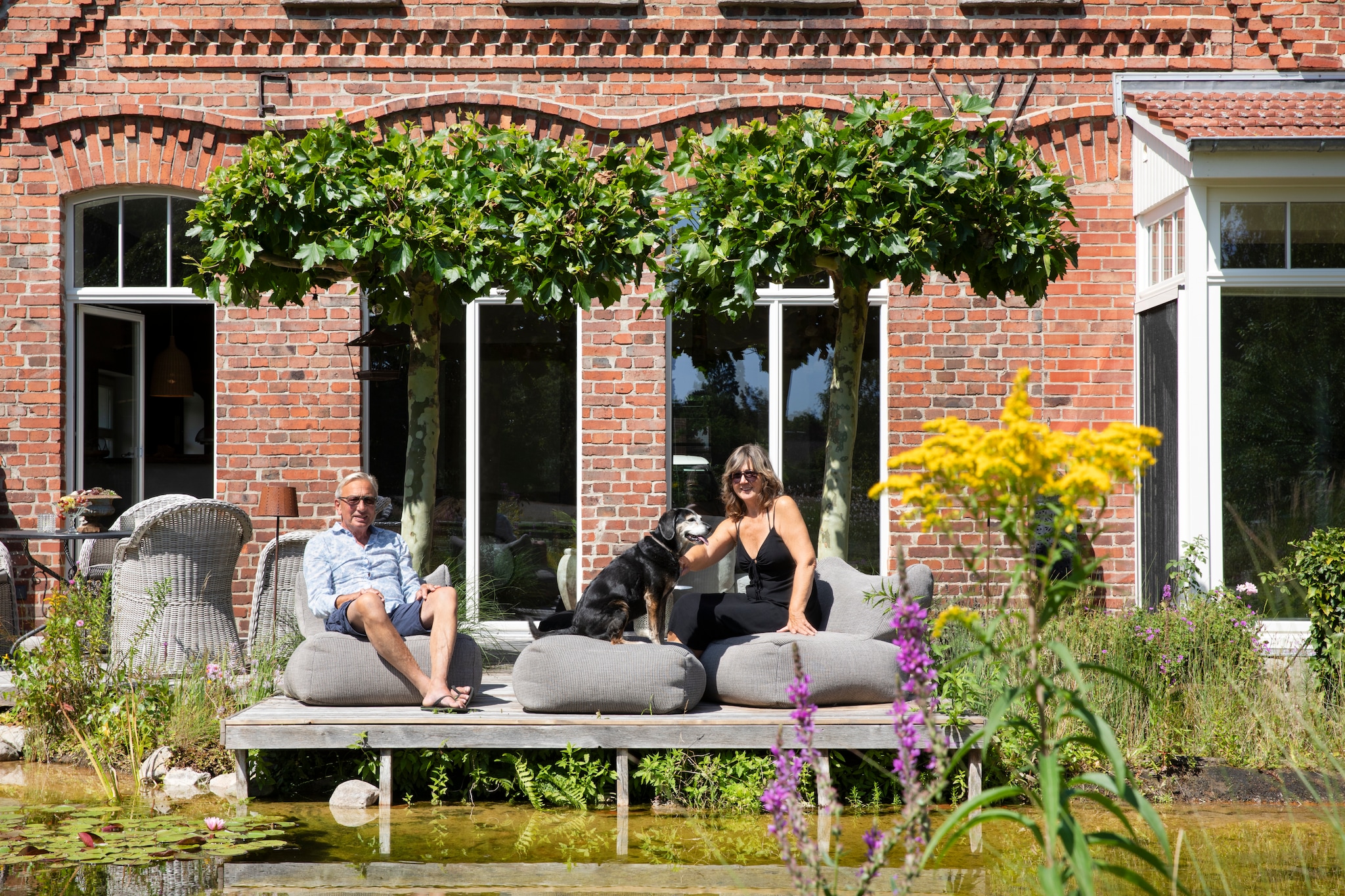 Buitenmeubels Roolf Living. vtwonen Landelijk 07-2026 | styling Miriam Hannemann | fotografie André Reuter