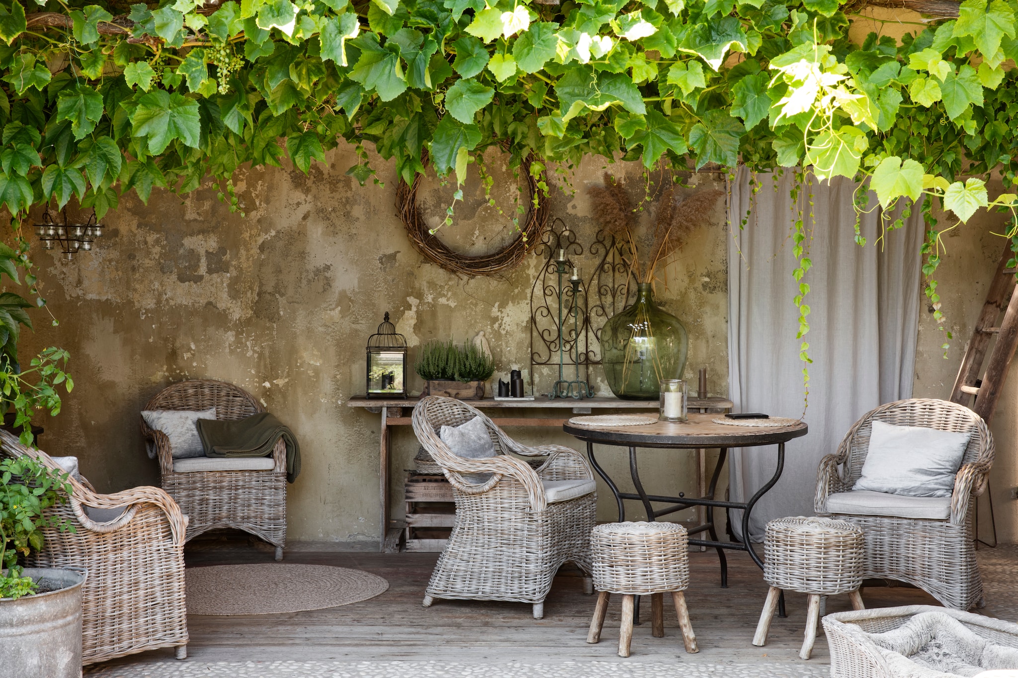 Stoelen Larisa van House Nordic. Soortgelijke kruk Migo Styling. Marokkaanse mozaïektafel Casa Moro. vtwonen Landelijk 07-2026 | styling Miriam Hannemann | fotografie André Reuter