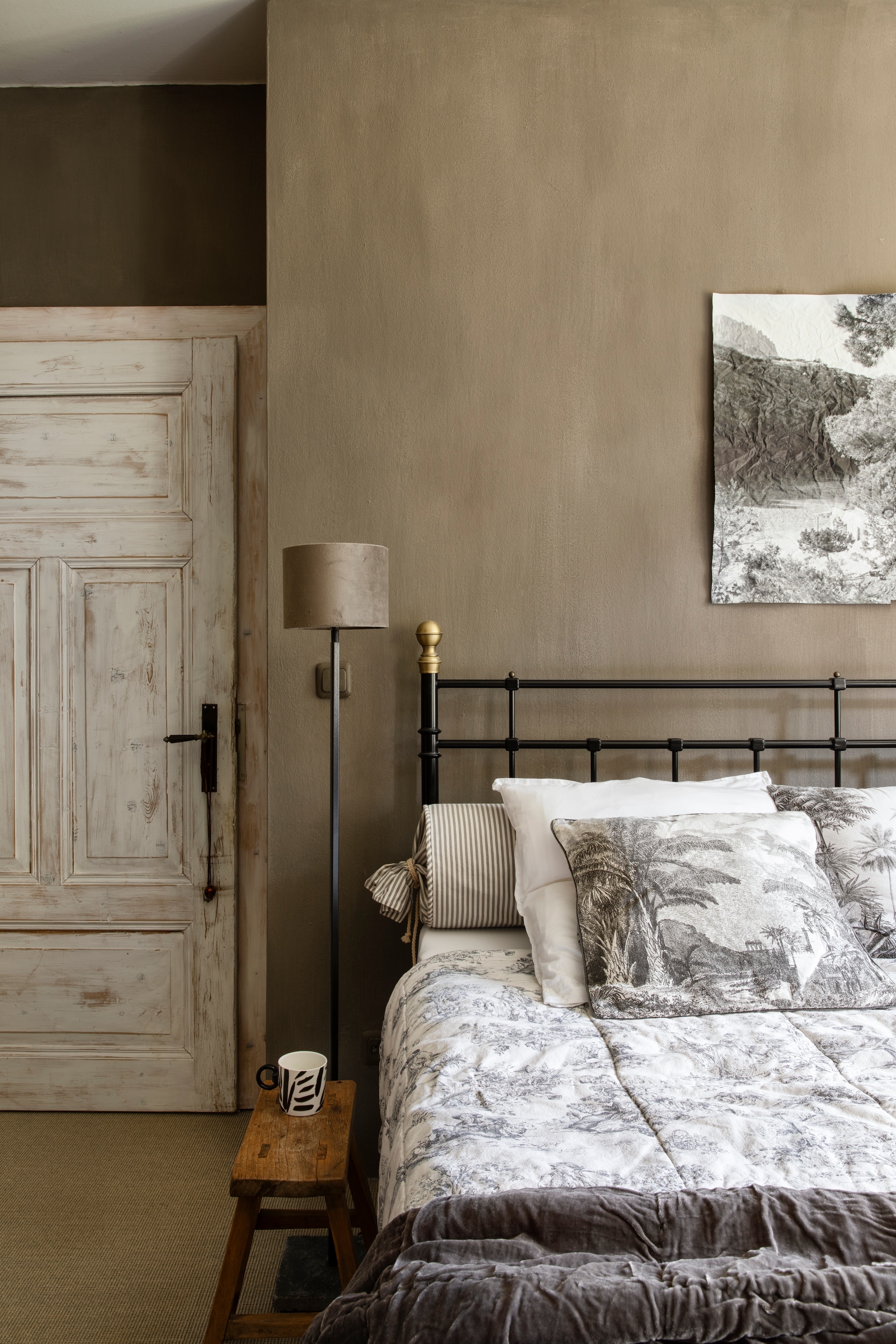 Soortgelijk spijlenbed Sandhurst van Ferrobellissimo. Op maat gemaakt linnen dekbedovertrek van Frans Toile de Jouy van Chic & Fabric. Soortgelijke vloerlamp Venus van Feelings. Op de muur kalkverf Original Potato van Pure & Original. vtwonen Landelijk 07-2026 | styling Miriam Hannemann | fotografie André Reuter