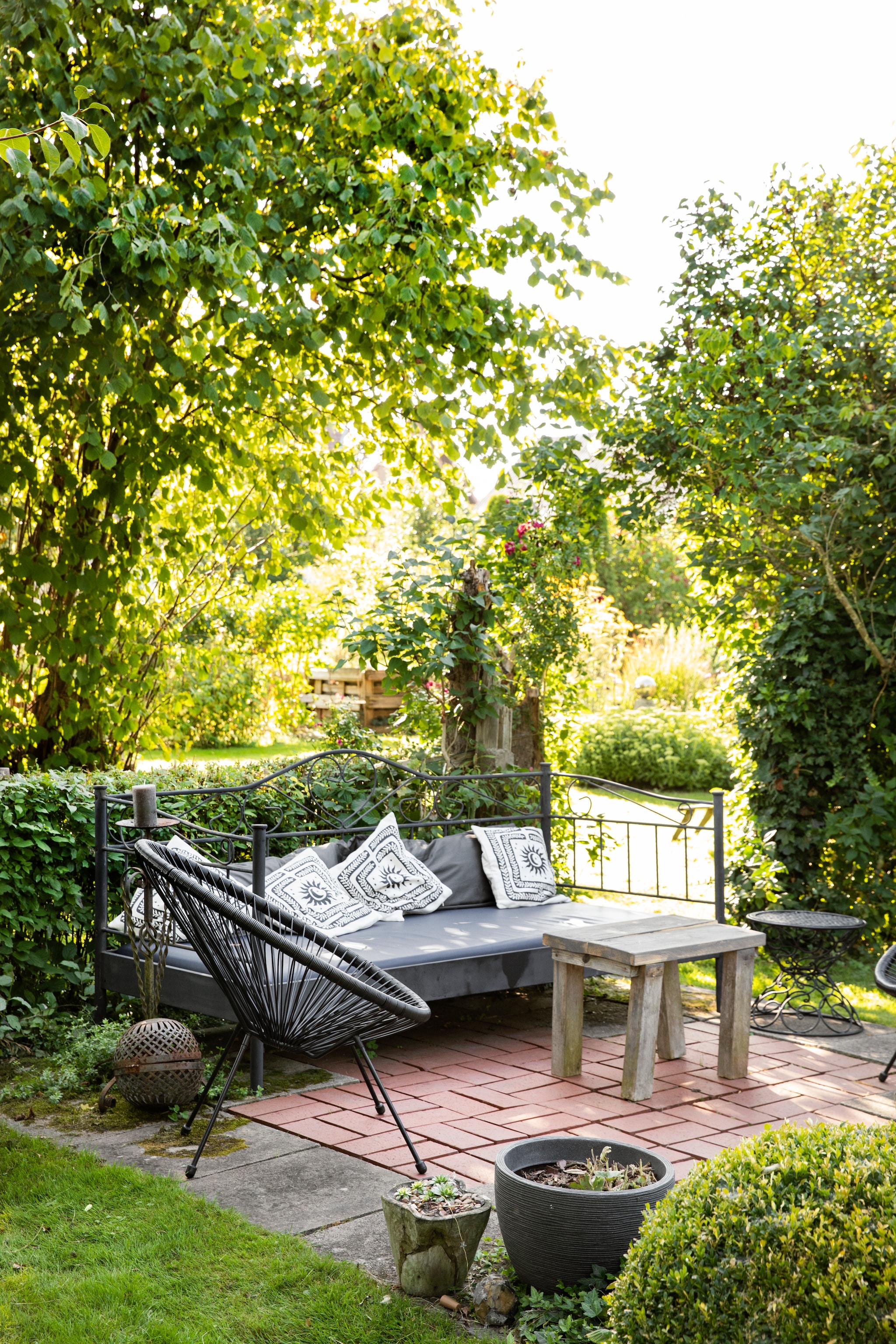 Loungestoel Ubberup van Jysk. Tuinbed Jysk, zelf laten bekleden met weerbestendige stof. vtwonen Landelijk 07-2026 | Styling Miriam Hannemann | Fotografie André Reuter