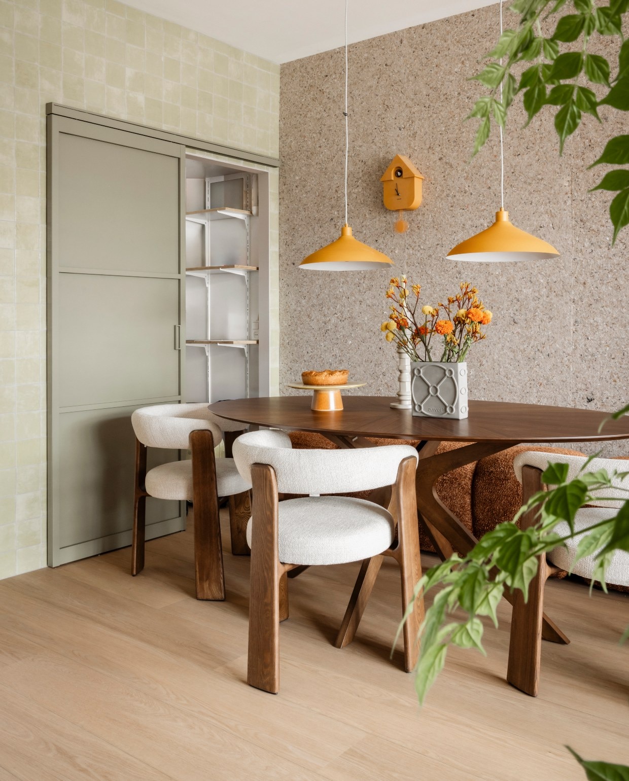 Eettafel Naanim in walnootfineer, eetkamerstoel Granite met noten poten Eijerkamp. Overige productinformatie https://www.vtwonen.nl/weer-verliefd-op-je-huis/aflevering-8-fietje-voorschoten-resultaat~3b77fea7.  vtwonen Weer verliefd op je huis aflevering 8 seizoen 24 | styling Fietje Bruijn | fotografie Sonja Velda