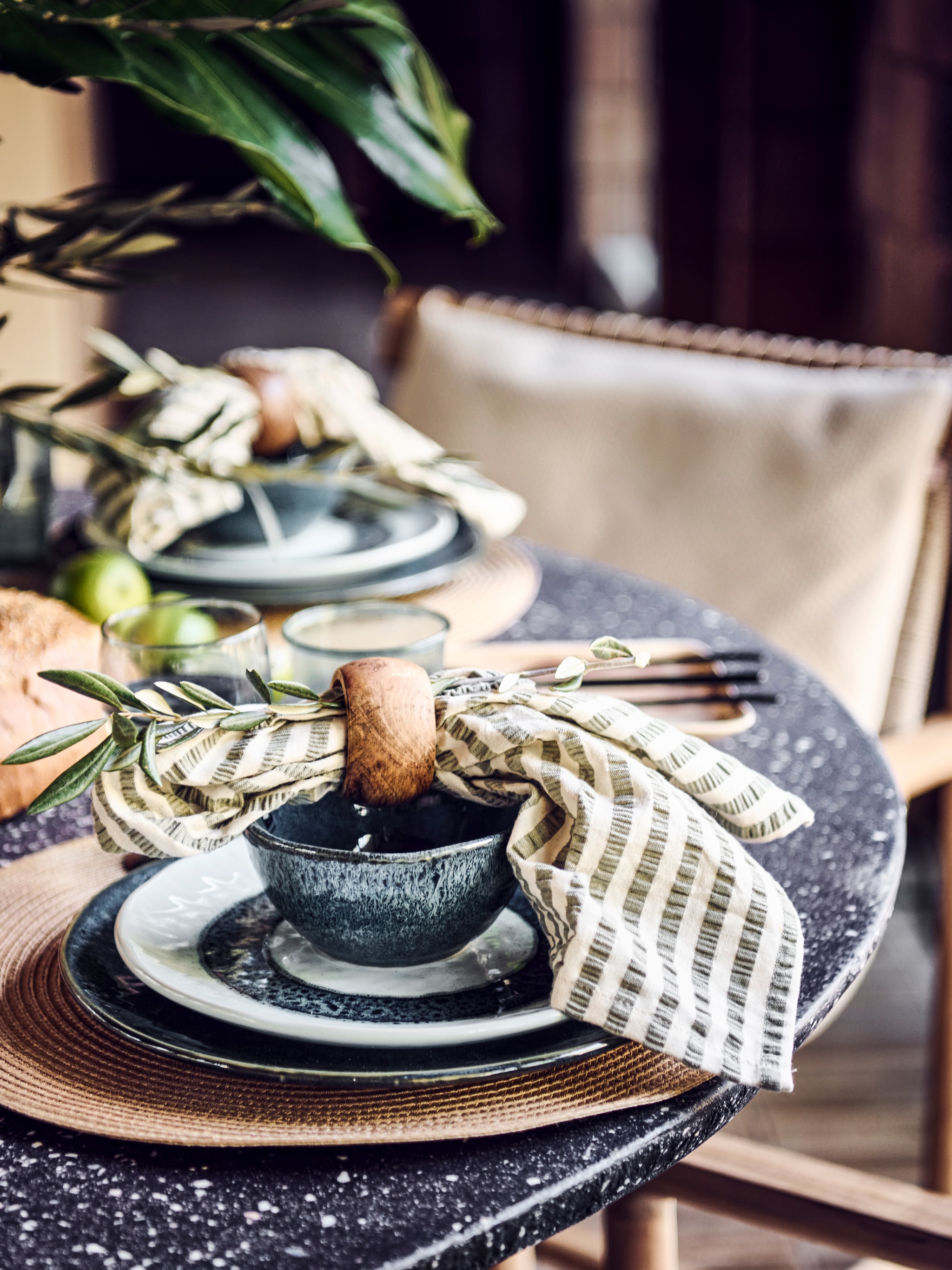 buiten eten tafel dekken stijlen zomeravonden