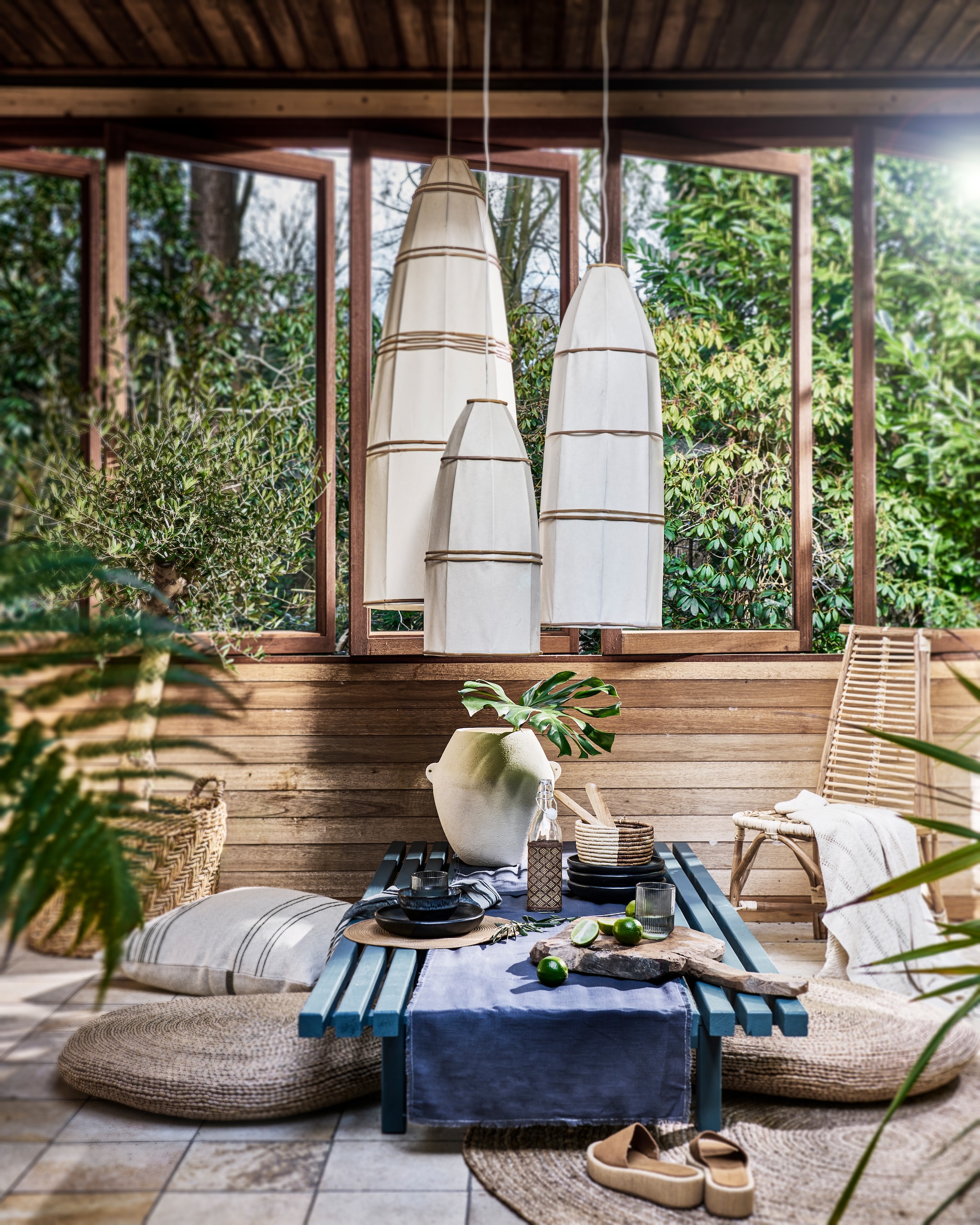 Combitex tafel, ​​diverse maten en kleuren, prijs op aanvraag (com-anders.nl). Couleur Locale hanglamp Bell, rotan, bamboe en gerecycled abacapapier, naturel, diverse hoogtes, vanaf € 235,- (couleurlocale.eu). Libeco kussen Moroccan Stripe, linnen en wol € 127,- (libecohomestores.eu). Ay Illuminate poef Poffer, rotan, naturel, 78x10 cm (Øxh) € 214,50 (ayilluminate.com). Mrcarpet vloerkleed, jute, naturel, 150 cm (Ø) € 89,- (shop.vtwonen.nl). Urban Nature Culture vaas Sava, keramiek, wit € 179,- (interieurwereld.nl). vtwonen Landelijk 07-2026 | styling Liza Wassenaar | fotografie Sjoerd Eickmans