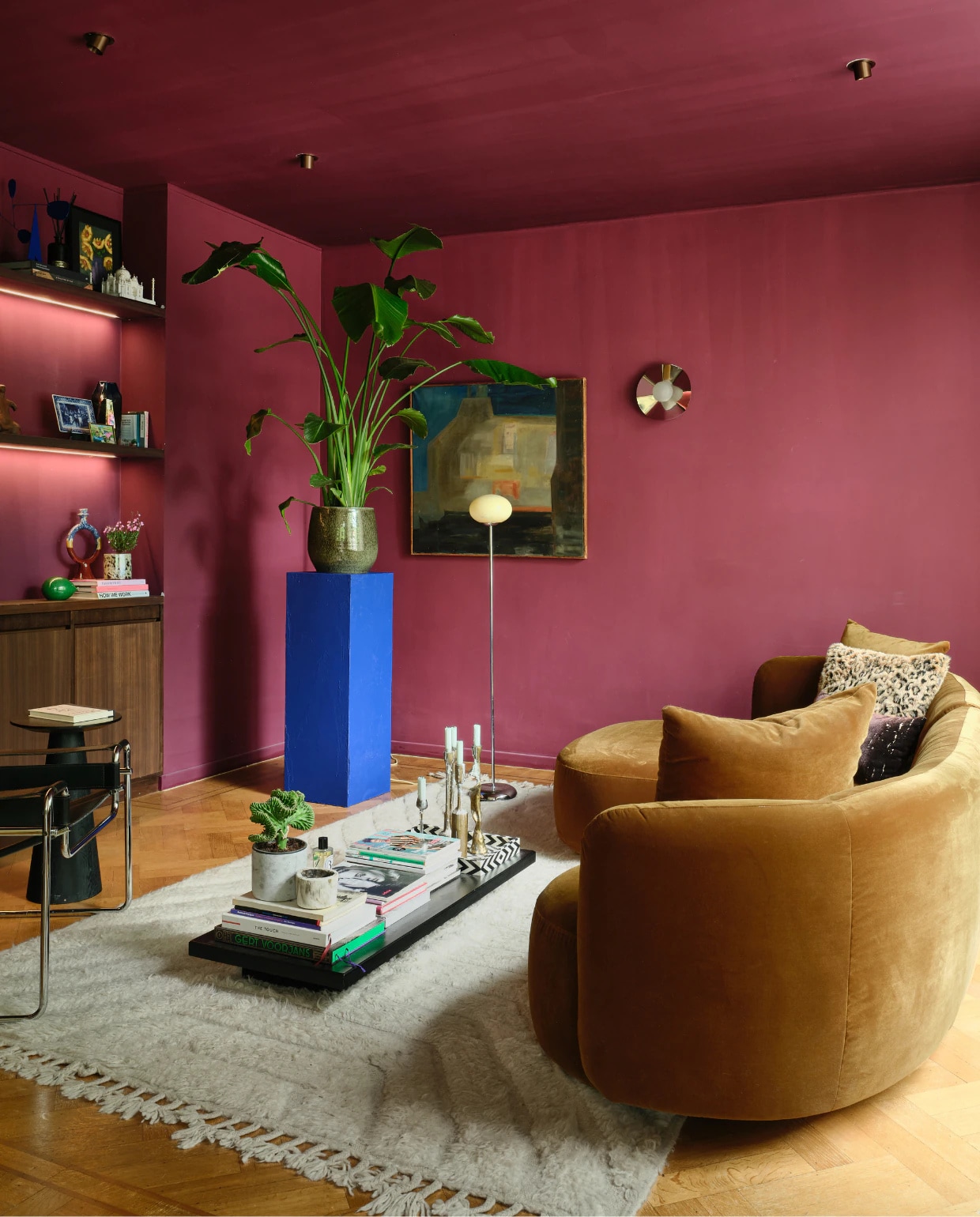 Wassily Chair van Marcel Breuer voor Knoll, bijzettafel Kwantum, maatwerkkast van walnoothout Ontdekkers.net. Bank en wandlamp Maisons du Monde. Salontafel HKliving, vloerkleed Kas Interiorz, vloerlamp Zara Home, schilderij Brussels Design Market. Verfkleur Puur Rabarber van Flexa. vtwonen 10-2025 | fotografie Mr. Frank