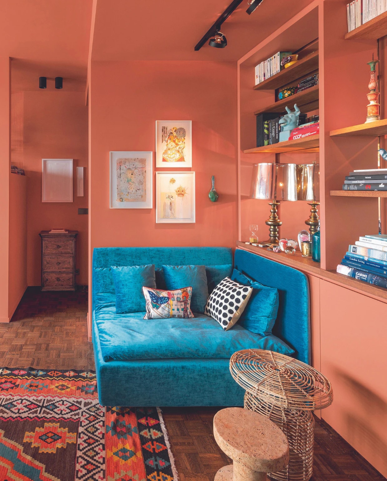 Loungebanken E15, bijzettafel Vitra, rotan bijzettafel House Doctor, verf Red Earth van Farrow & Ball, kelim vintage, kunst Simone Shubuck, ladekast van oma. Overig onbekend. vtwonen 04-2024 | fotografie Mr. Frank