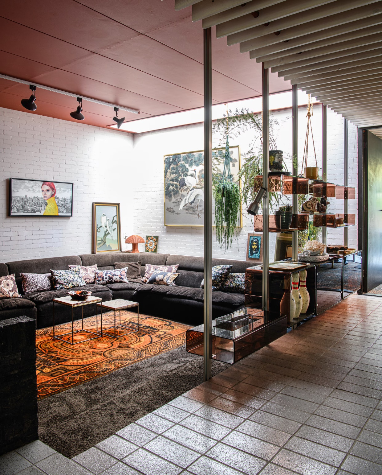 Schilderij meisje gele jas Silas via Jaski Gallery, kussens Doris voor HKliving, oranje lamp HKliving via Eigenaar8. Zwevende wandkast Roche Bobois. Overig vintage, rommelmarkt of onbekend.