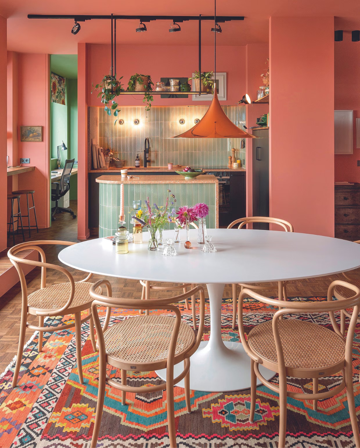 Tafel Knoll, stoelen 209 van Thonet, lamp Gubi, kelim vintage, verf Red Earth van Farrow & Ball. Keuken en klemlamp Ikea. Aanrecht Best Decor, tegels The Winchester Tile Company, vergelijkbare kraan Sanitairwinkel, wandlampen Artemide, krukken Hay, hangrek op maat gemaakt. Overig vintage en onbekend. vtwonen 04-2024 | fotografie Mr. Frank