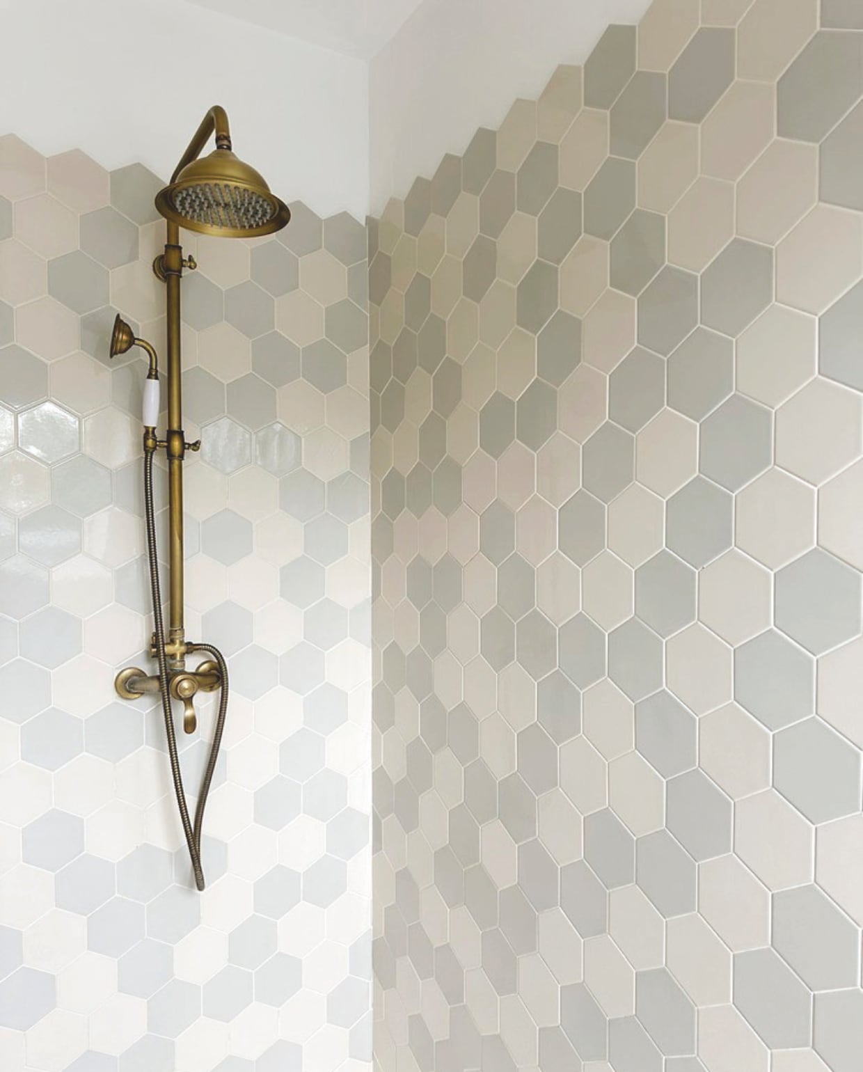 Zeshoekige tegels As De Carreaux. Messing douchekraan antiek. vtwonen Landelijk 04-2026 | fotografie Roxanne Dupoirier