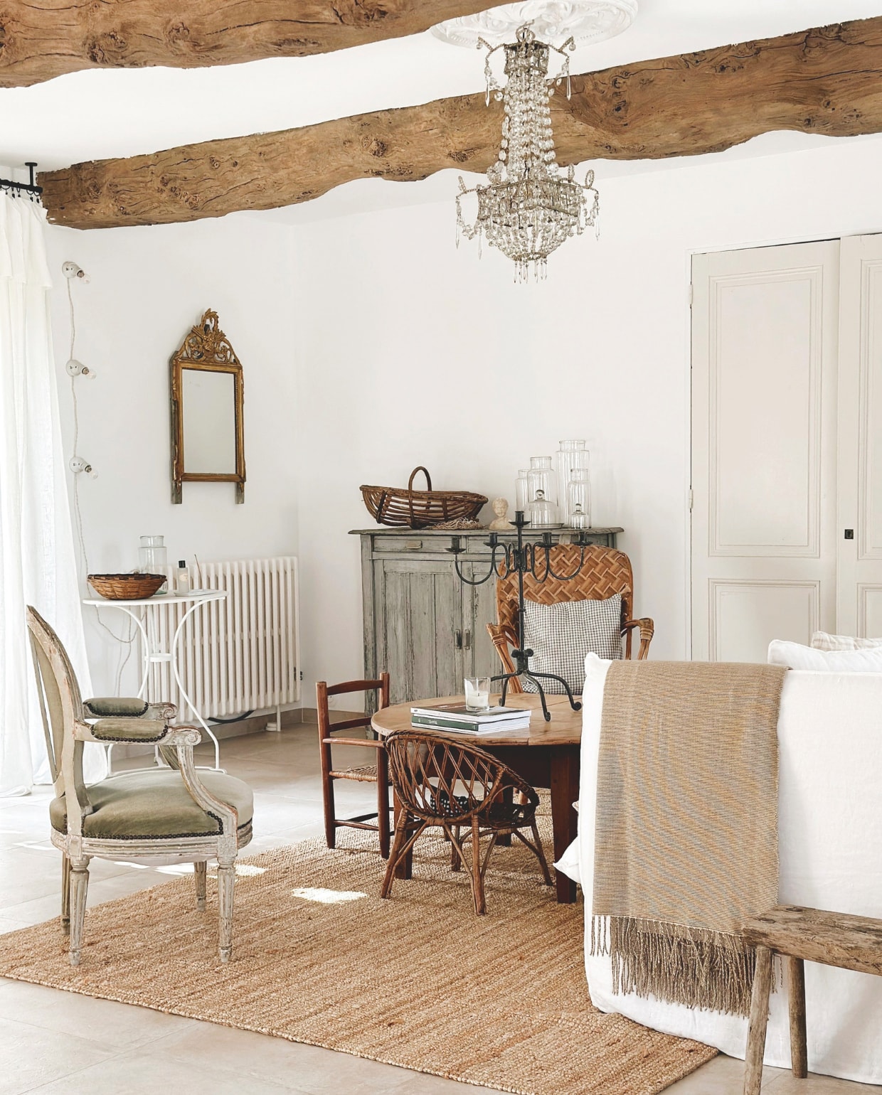 Vloerkleed  Ikea. Linnen gordijnen Maison Baba. 19e-eeuwse kroonluchter, buffetkast, vergulde spiegel, kinderstoelen en fauteuils vintage. vtwonen Landelijk 04-2026 | fotografie Roxanne Dupoirier