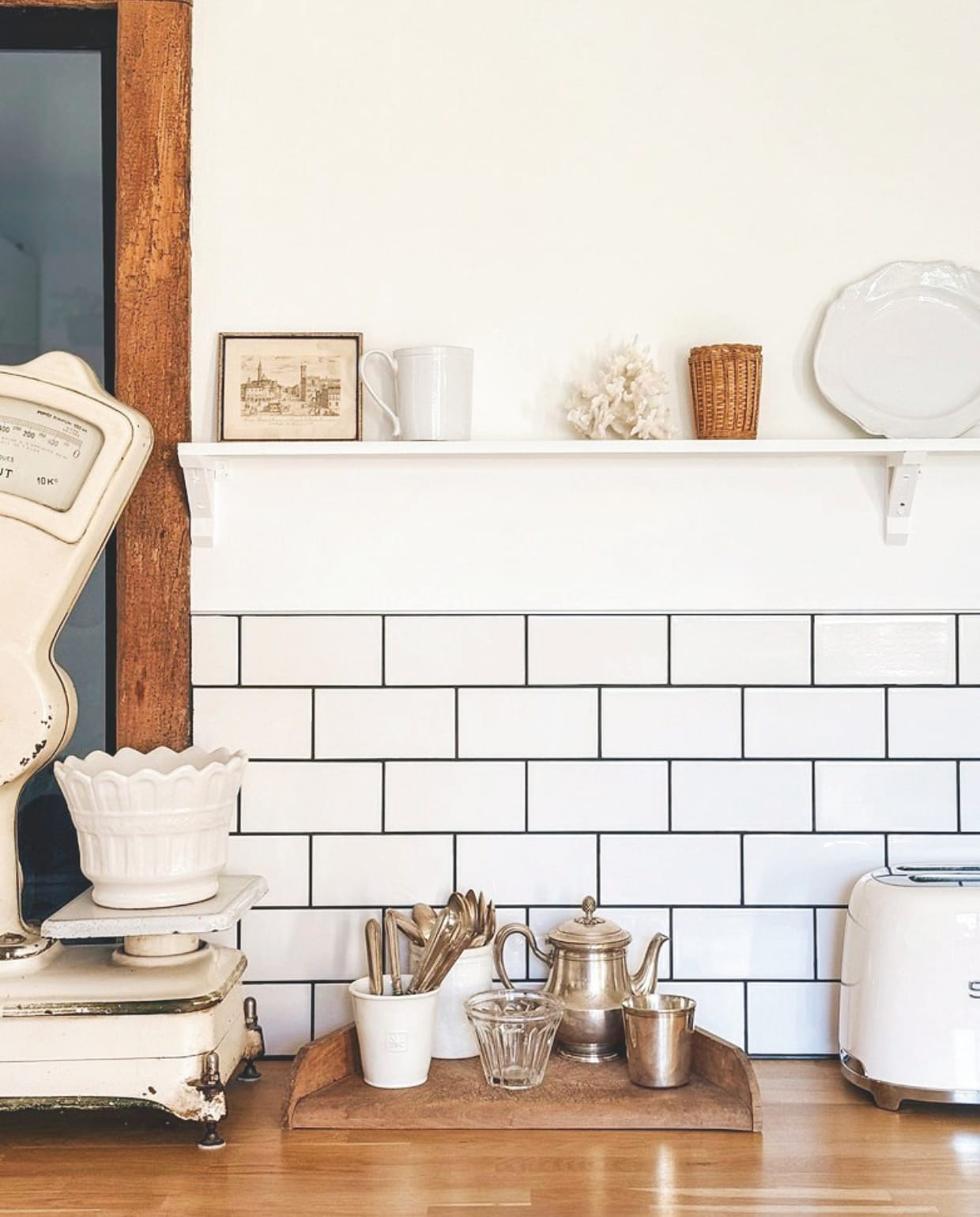 Servies vintage. Zilveren beker rommelmarkt. Weegschaal antiek. vtwonen Landelijk 04-2026 | fotografie Roxanne Dupoirier