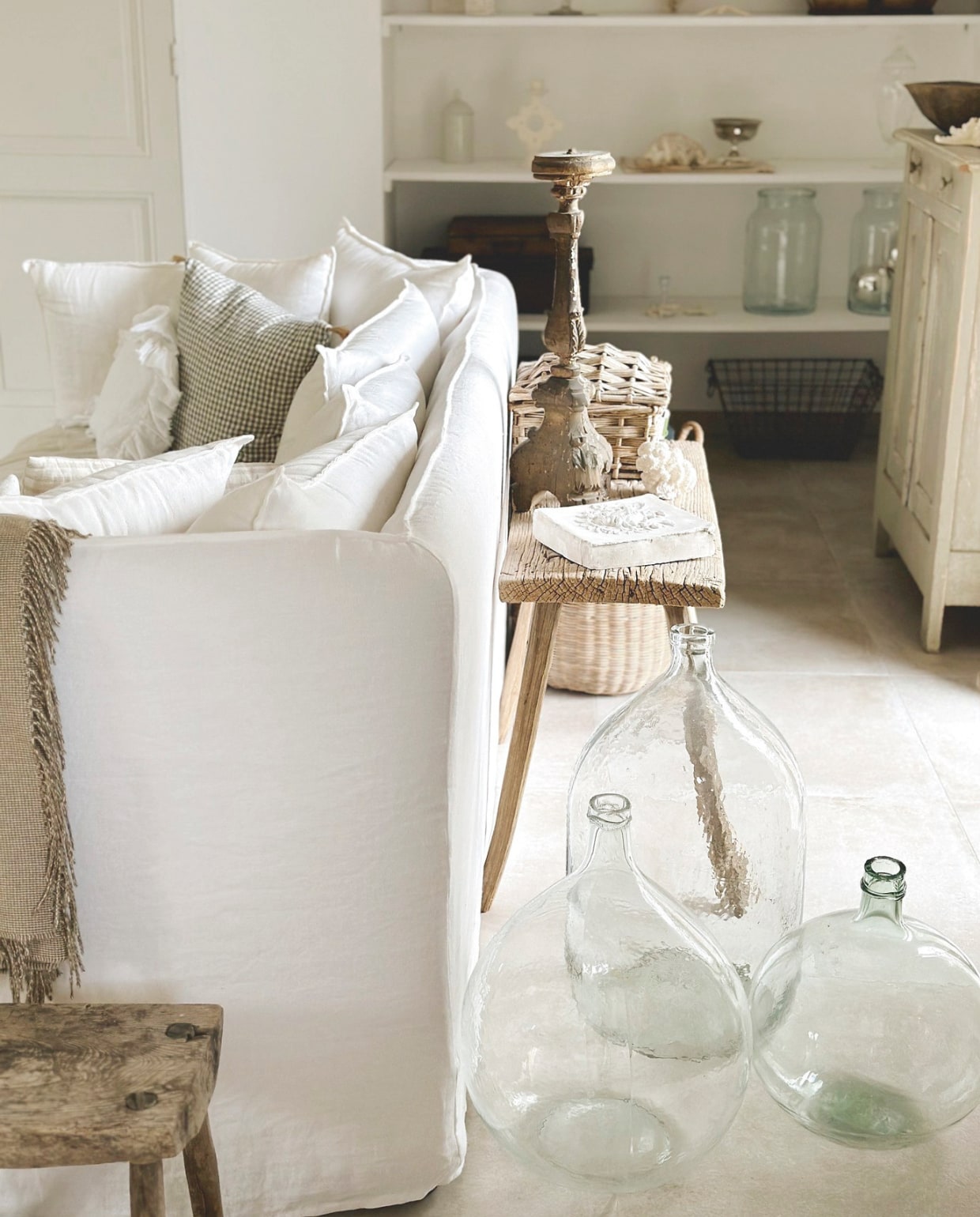 Kruiken vintage. Soortgelijk houten bank Rene Houtman. vtwonen Landelijk 04-2026 | fotografie Roxanne Dupoirier