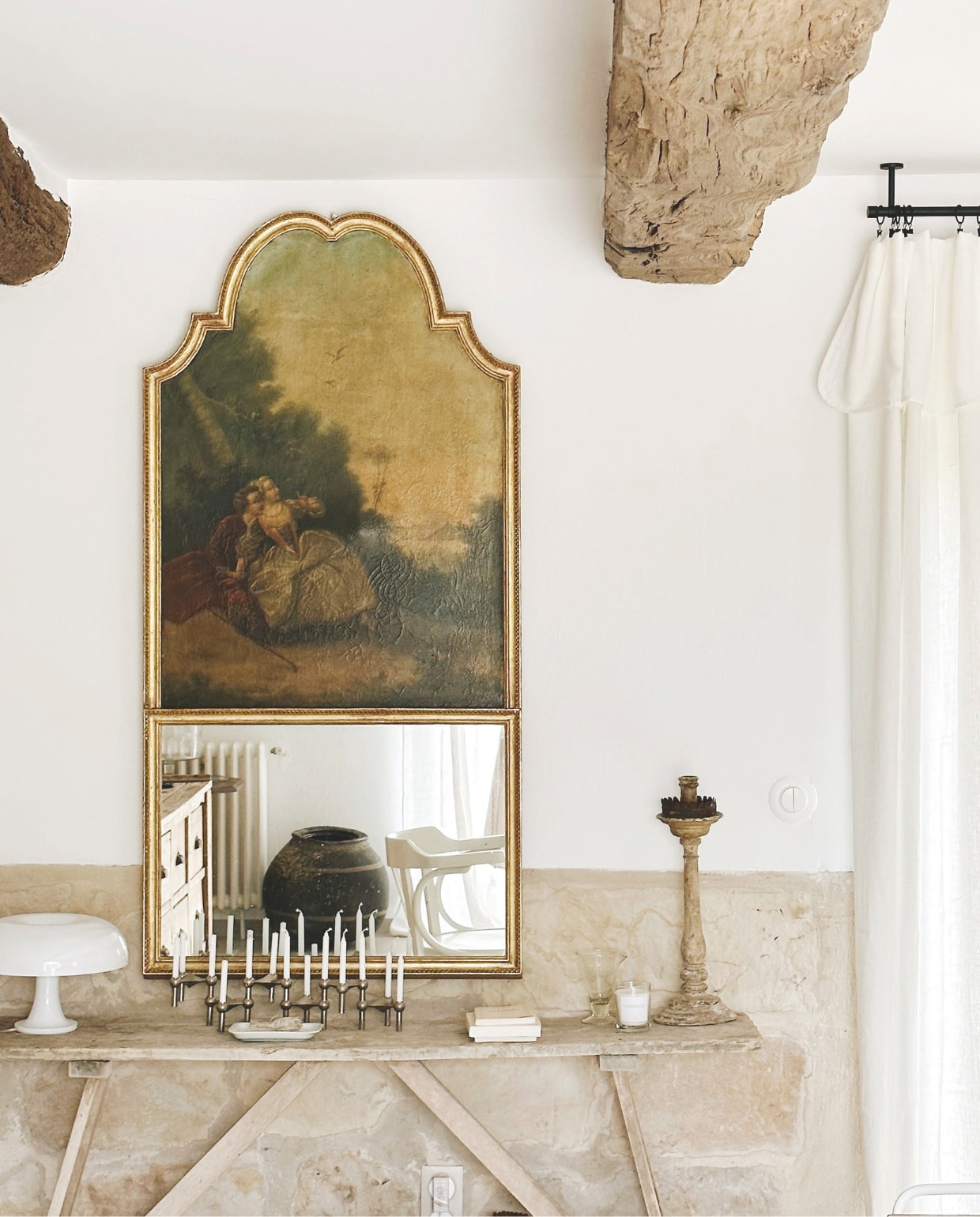 19e-eeuwse trumeau-spiegel gevonden bij een antiekhandelaar. Tafellamp Nesso van Artemide. vtwonen Landelijk 04-2026 | fotografie Roxanne Dupoirier