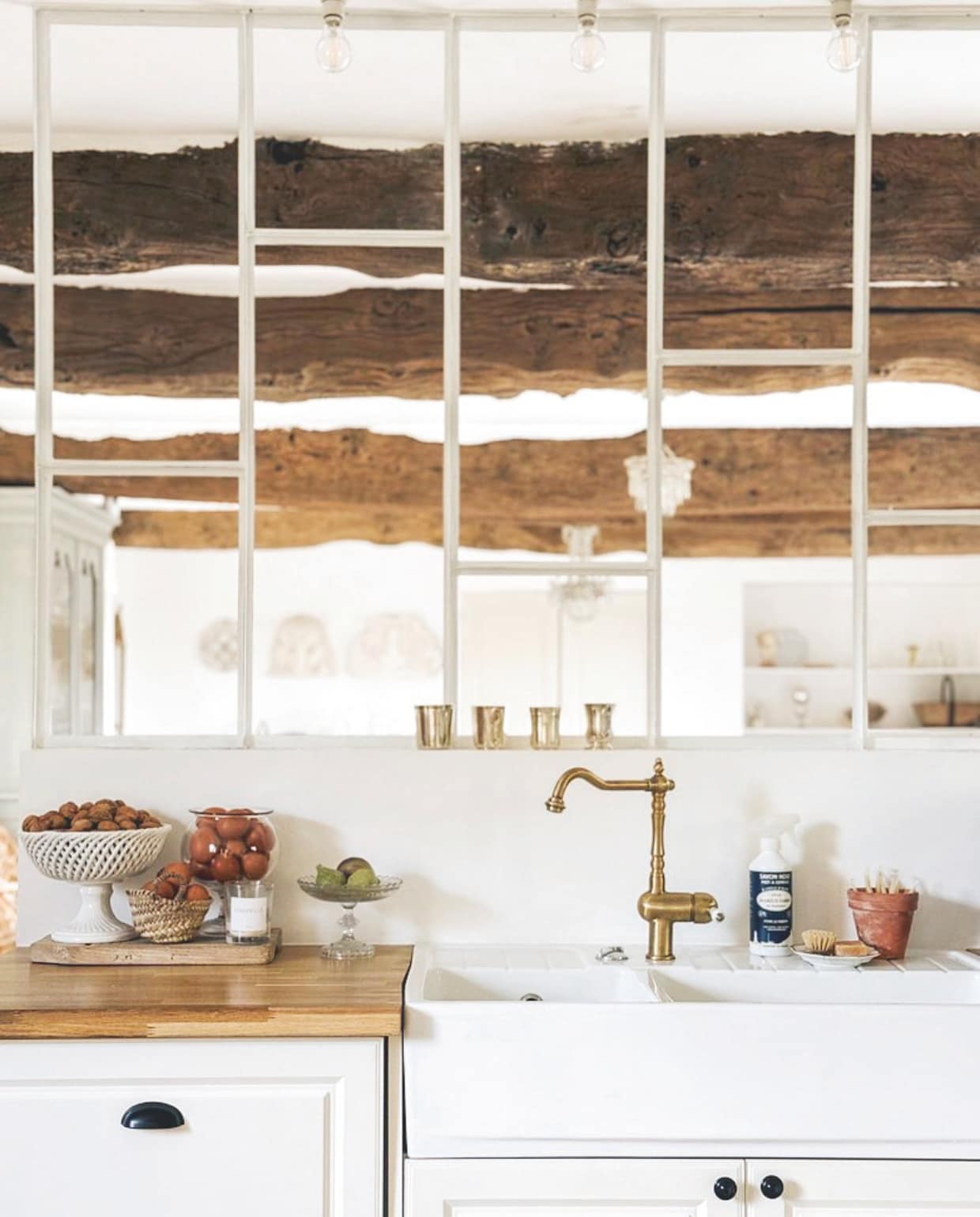 Zelfgemaakte wand zonder glas. vtwonen Landelijk 04-2026 | fotografie Roxanne Dupoirier