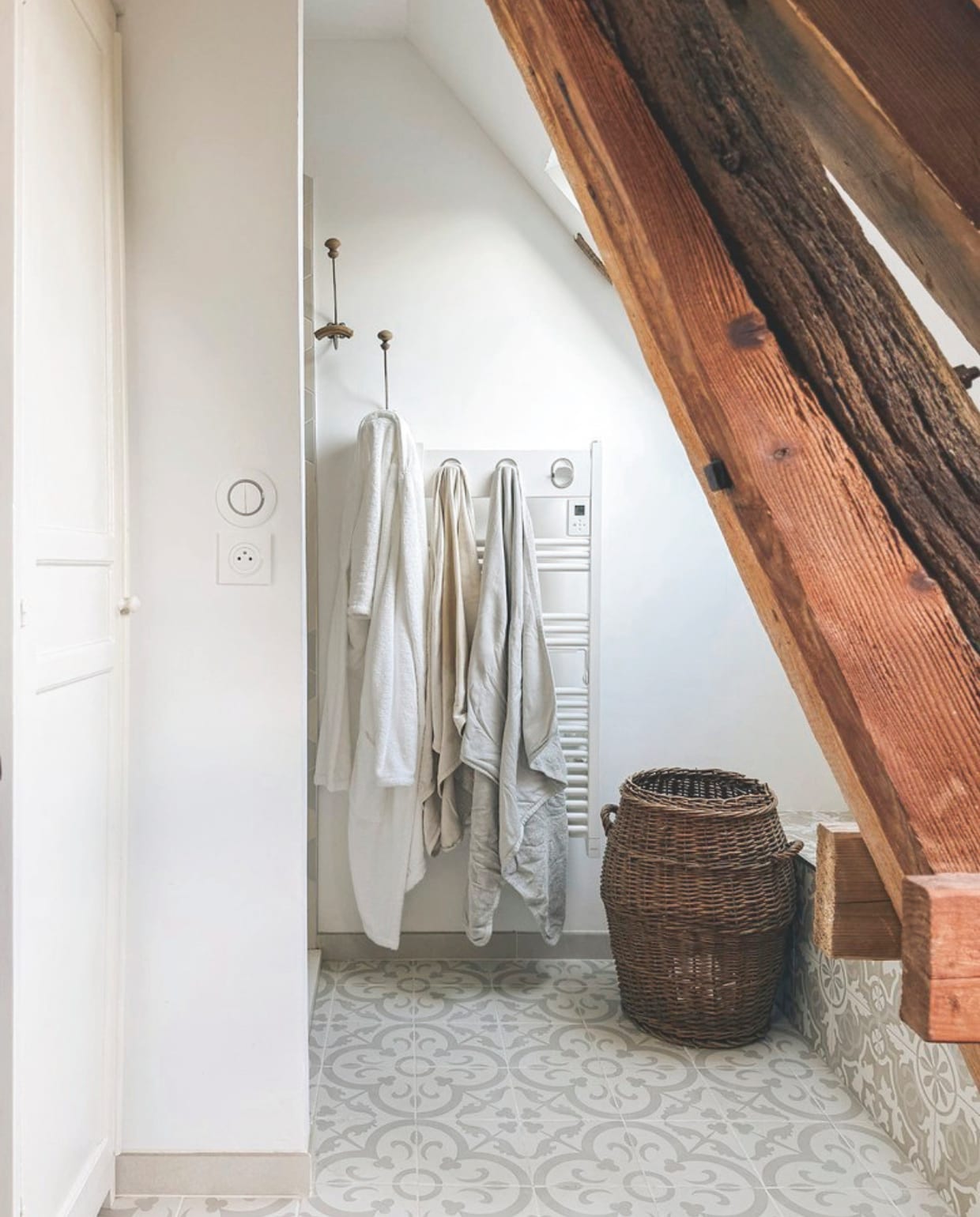 Vloer cementtegels As De Carreaux. Soortgelijke mand Etsy. vtwonen Landelijk 04-2026 | fotografie Roxanne Dupoirier