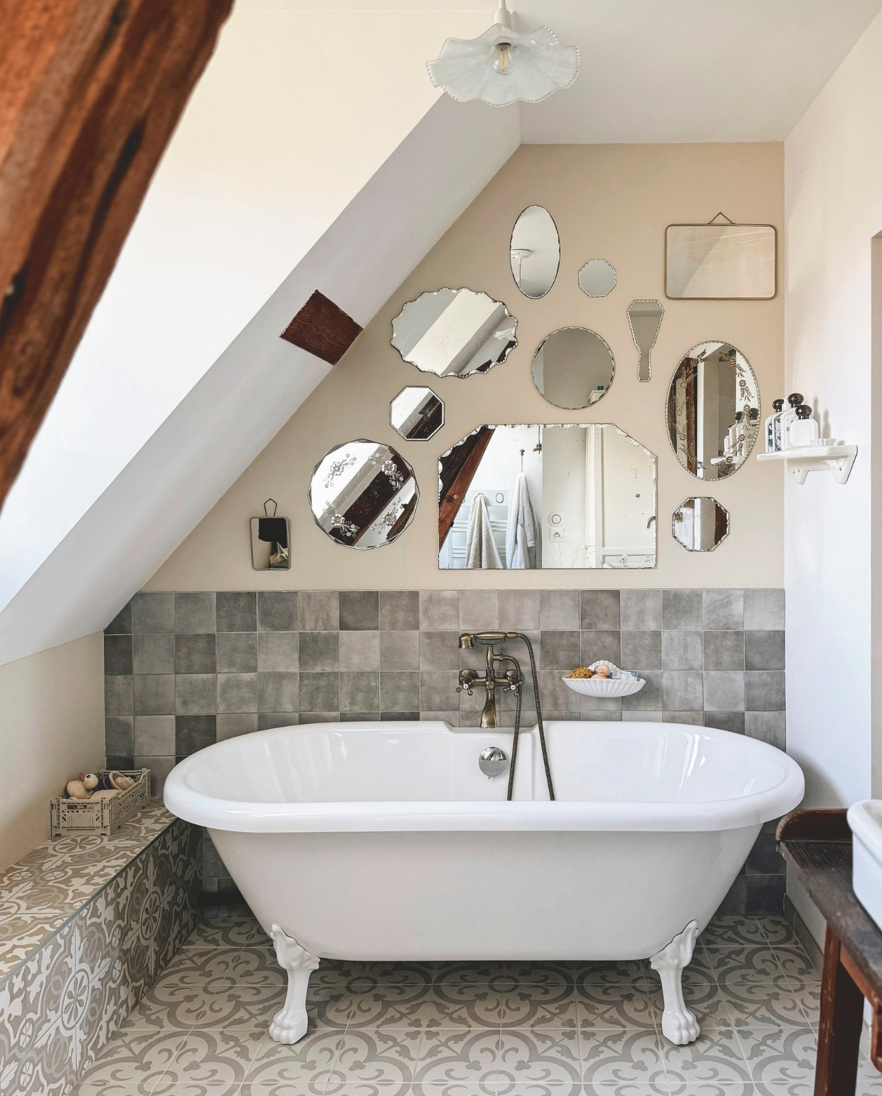 Collectie antieke spiegels met afgeronde randen vintage. Bad Charleston van Leroy Merlin. Wandtegels imitatiezellige en tegels vloer en bank imitatie-cementtegels As De Carreaux. vtwonen Landelijk 04-2026 | fotografie Roxanne Dupoirier