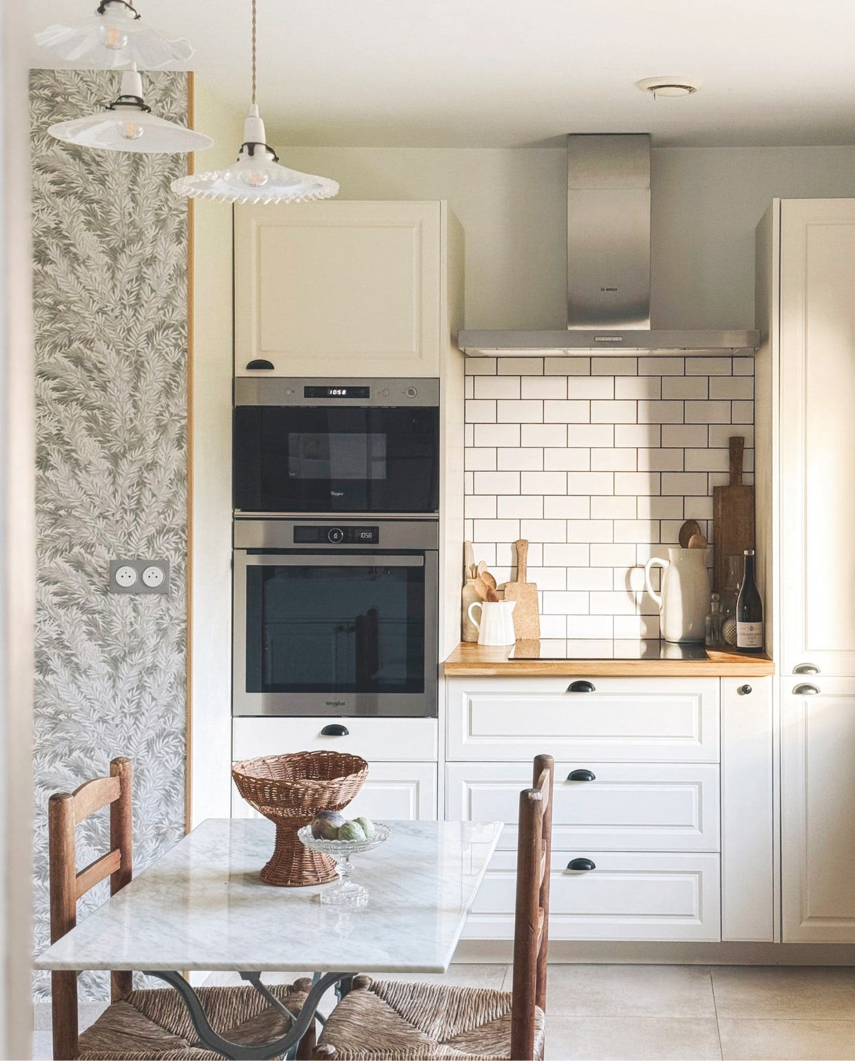 Keuken Leroy Merlin. Marmeren keukentafel gevonden in Bourgondië. Behang Florencecourt van Cole & Son. Opaline Kraaglampen vintage. vtwonen Landelijk 04-2026 | fotografie Roxanne Dupoirier