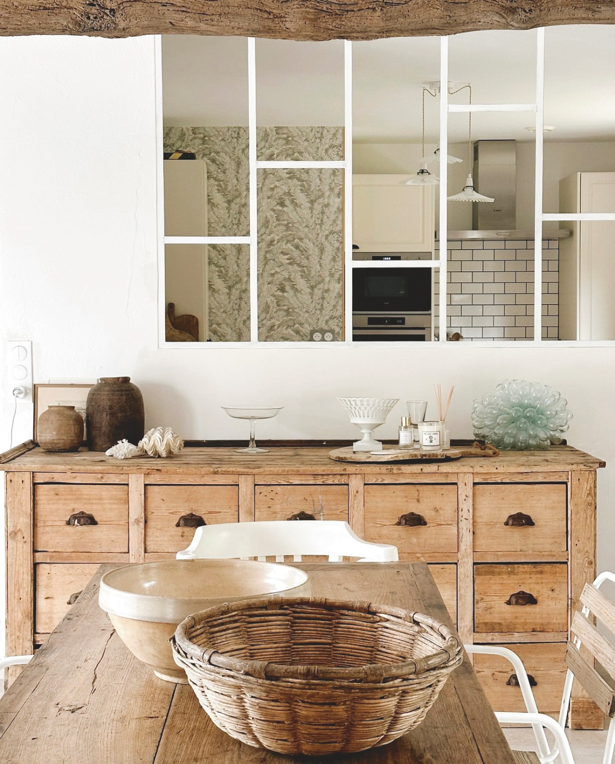 Graanopslagmeubel vintage. Eettafel en stoelen rommelmarkt Les Puces du Canal. vtwonen Landelijk 04-2026 | fotografie Roxanne Dupoirier